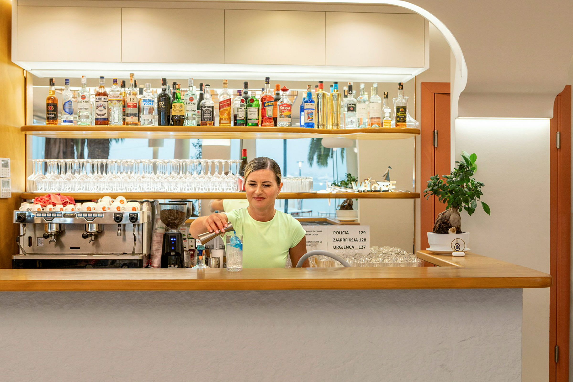 Kombinert bar og à la carte-restaurant