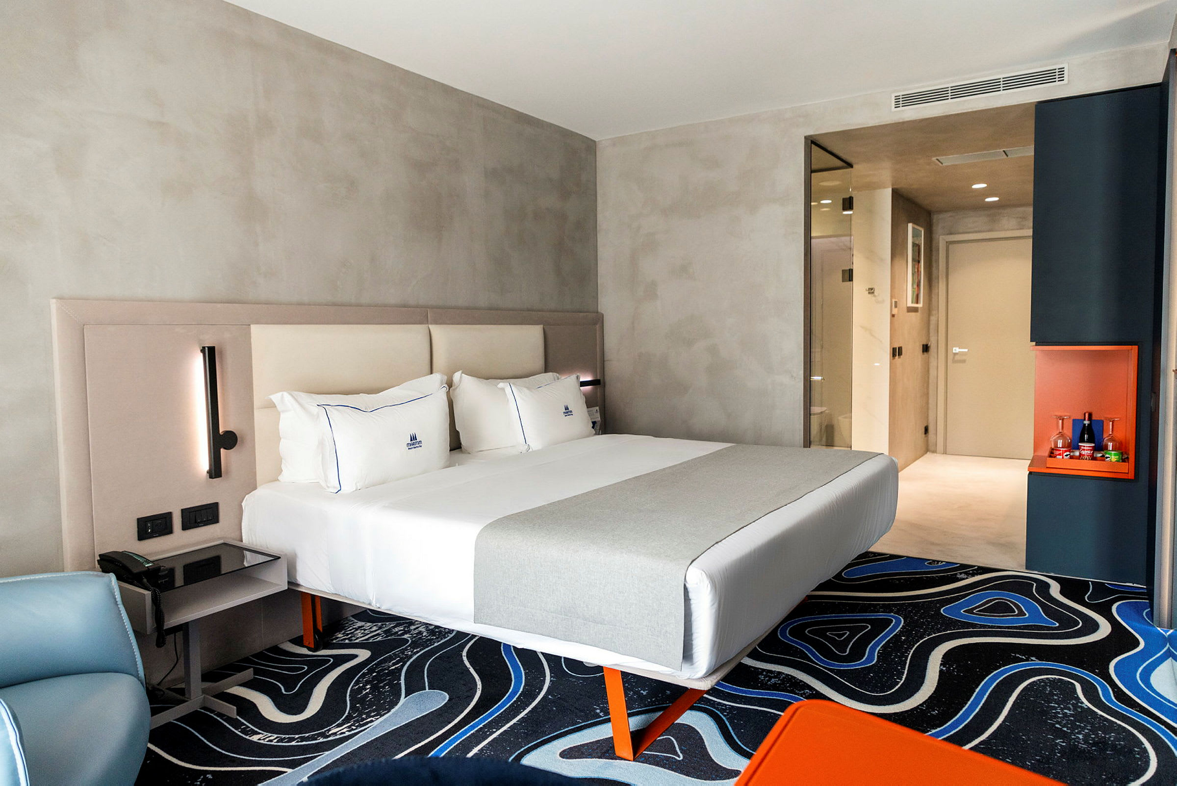 Moderne hotellrom med en stor seng og stilfull innredning. (AI-generert tekst)