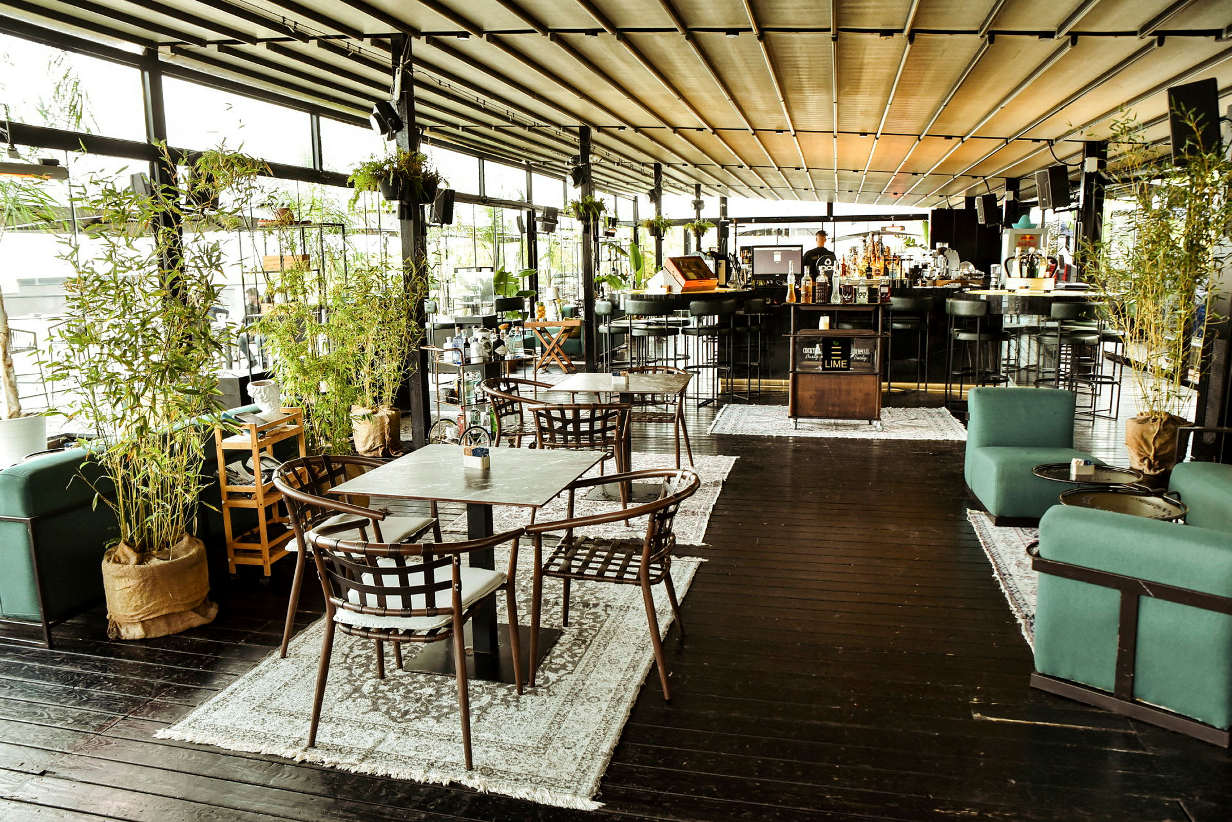 En innendørs restaurant med planter og møbler. (AI-generert tekst)