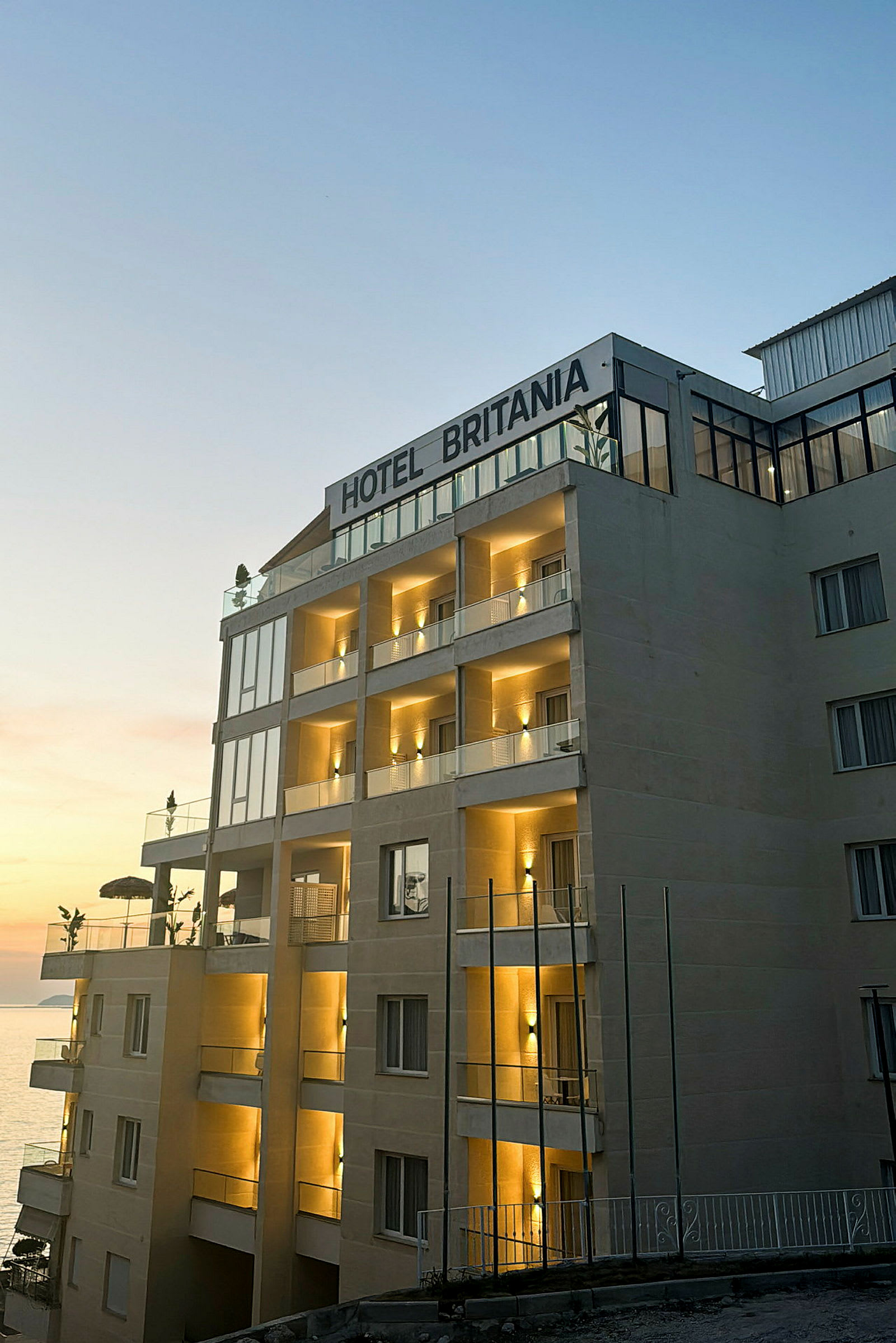 Hotellbygning ved solnedgang. (AI-generert tekst)