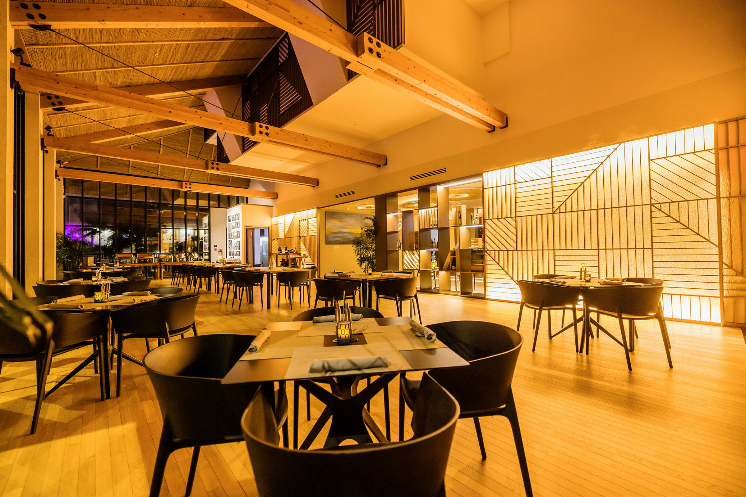 En moderne restaurant med treinteriør og bord arrangert for servering. (AI-generert tekst)