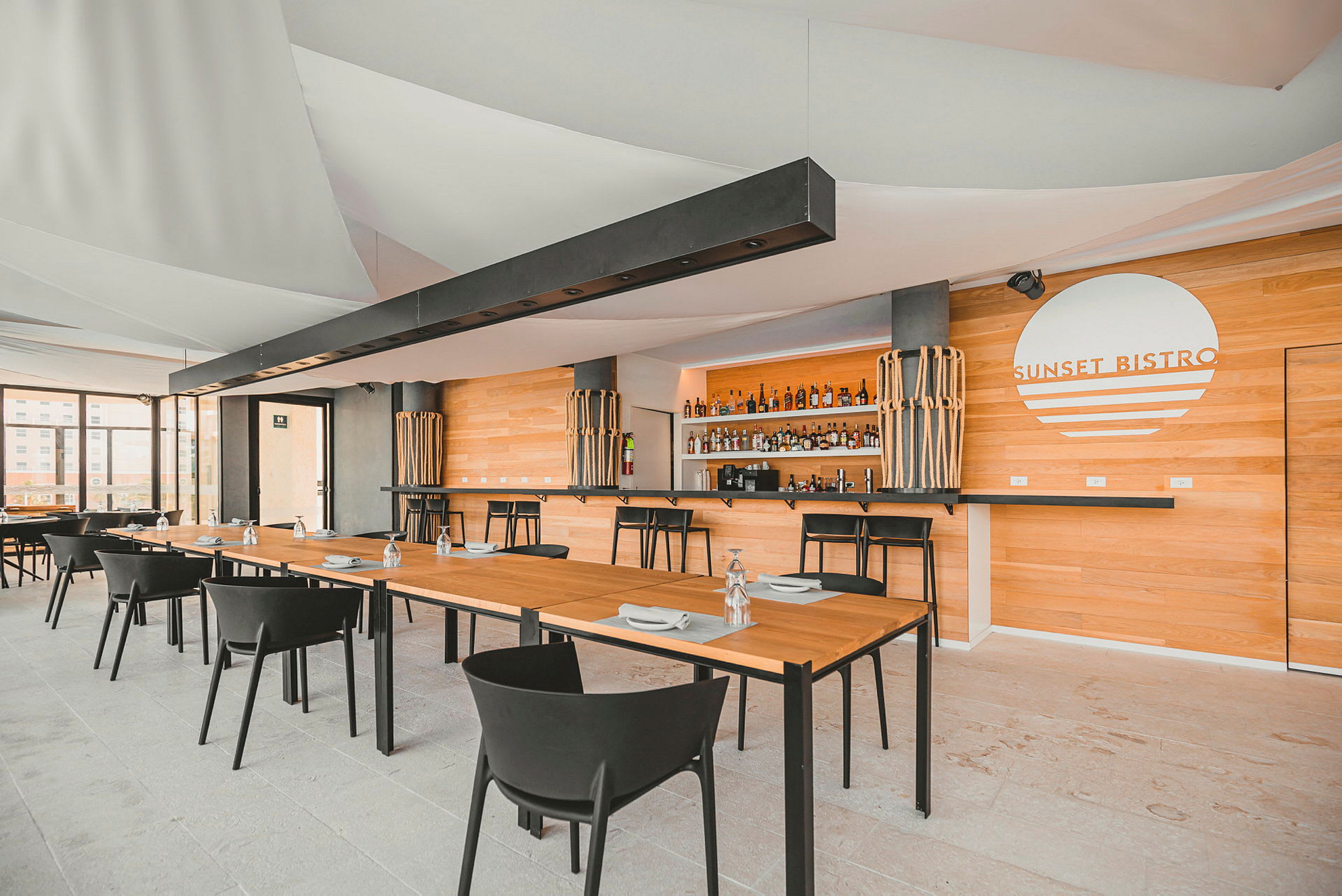 Moderne restaurantinteriør med trebord og veggdekorasjoner. (AI-generert tekst)