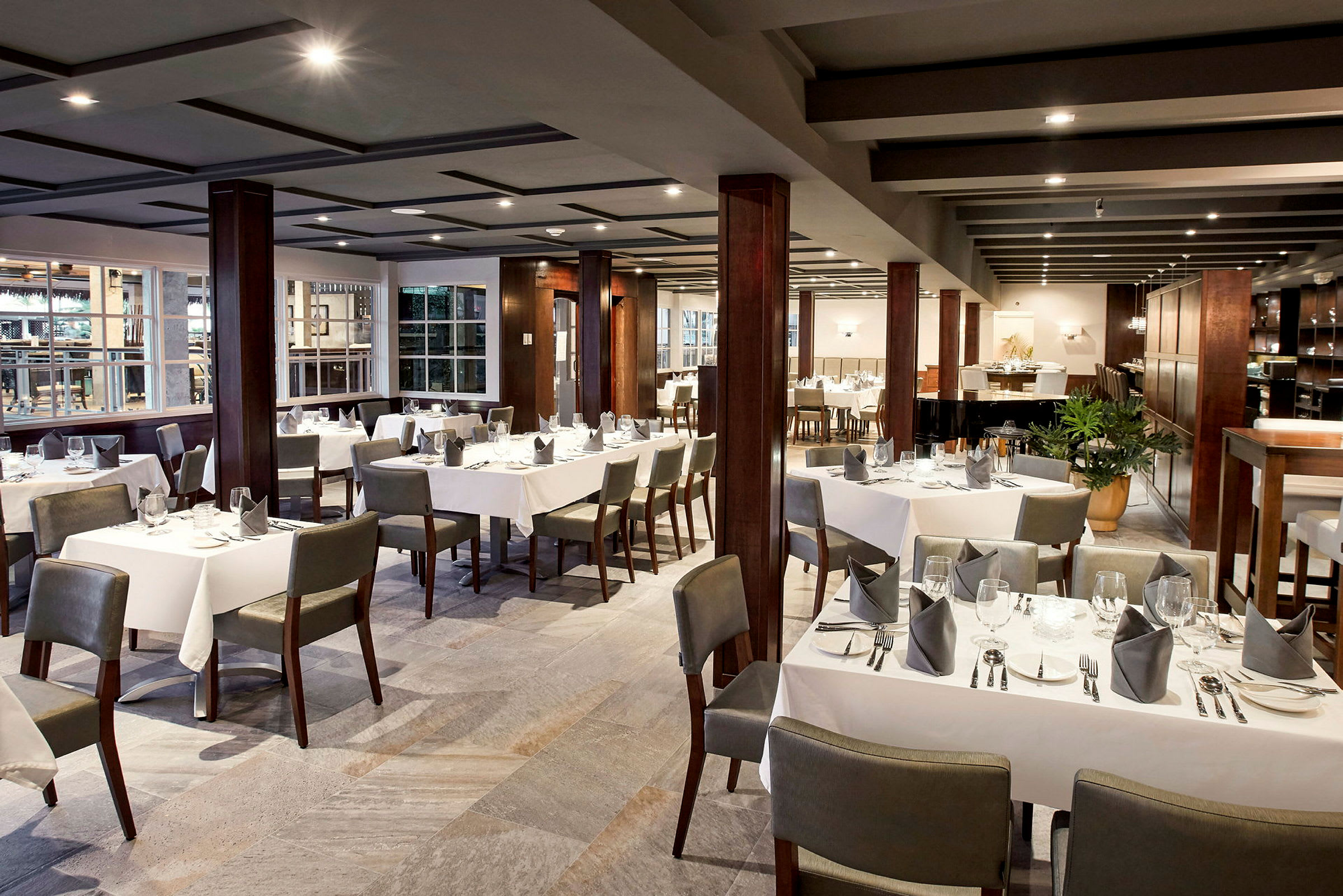 En elegant restaurantinnredning med dekkede bord og stoler. (AI-generert tekst)