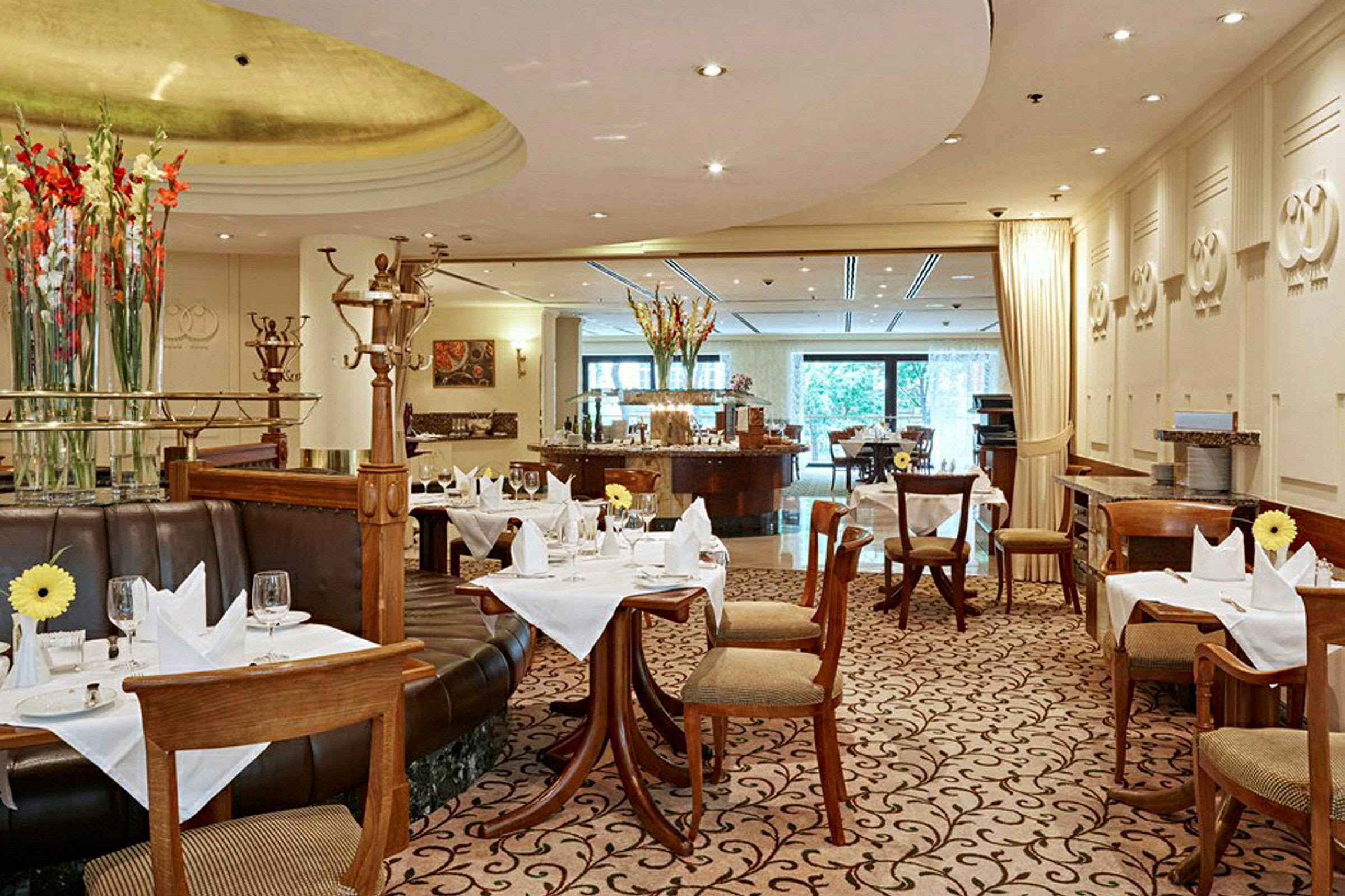 En elegant restaurant med dekkede bord og stoler samt dekorasjoner. (AI-generert tekst)