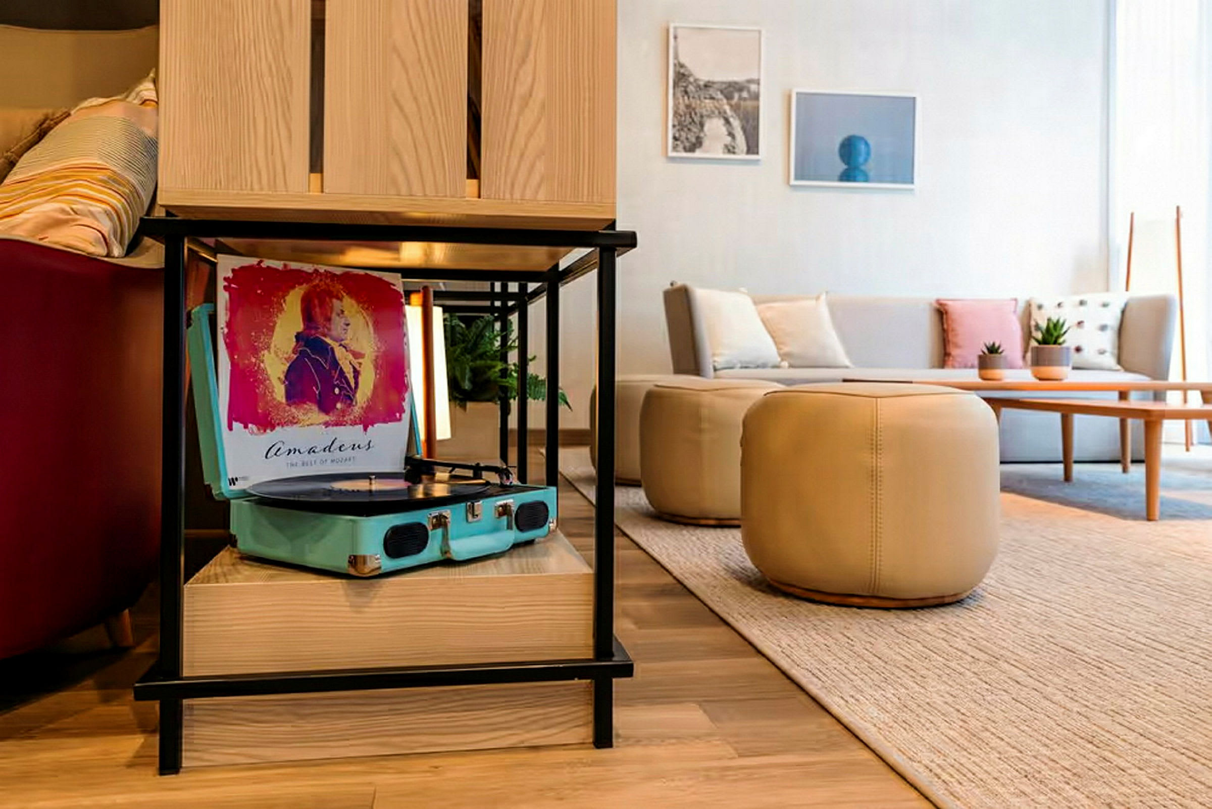 Bilde av en moderne stue med en platespiller på en hylle og en sofa med puter i bakgrunnen. (AI-generert tekst)