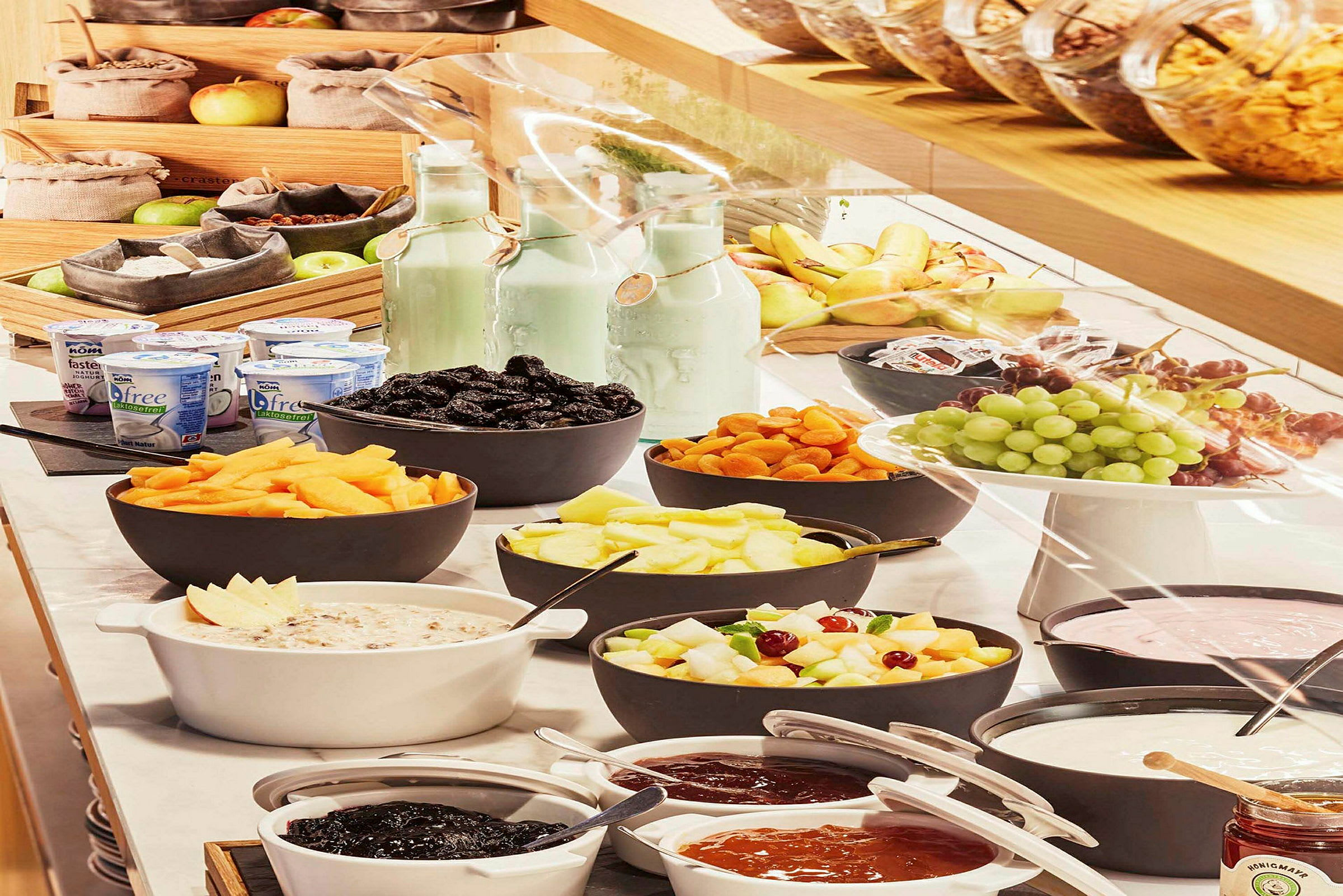 En buffet med forskjellige frukter, yoghurter og toppinger. (AI-generert tekst)