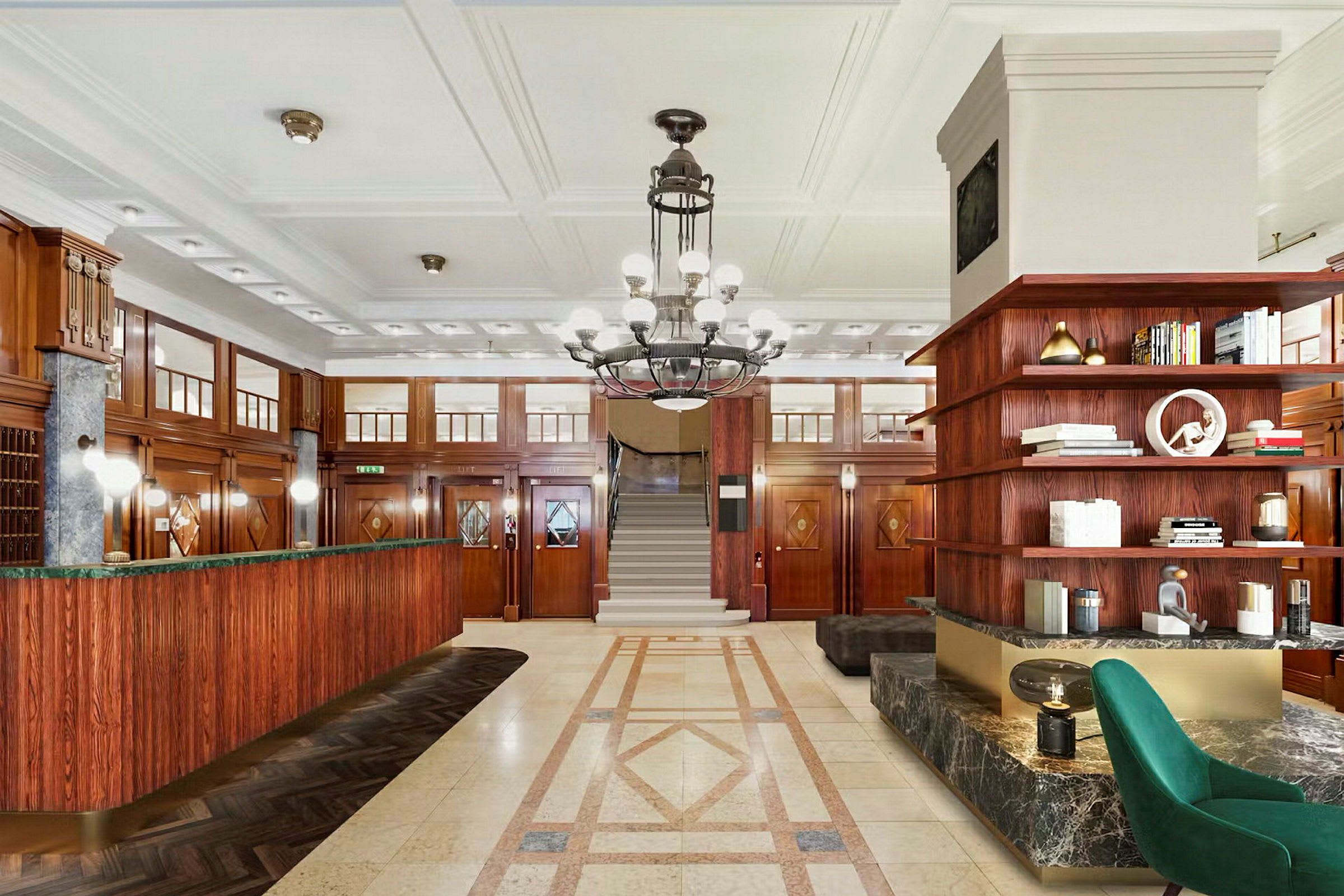 En elegant hotellobby med marmorgulv, resepsjon i tre og en imponerende lysekrone. (AI-generert tekst)