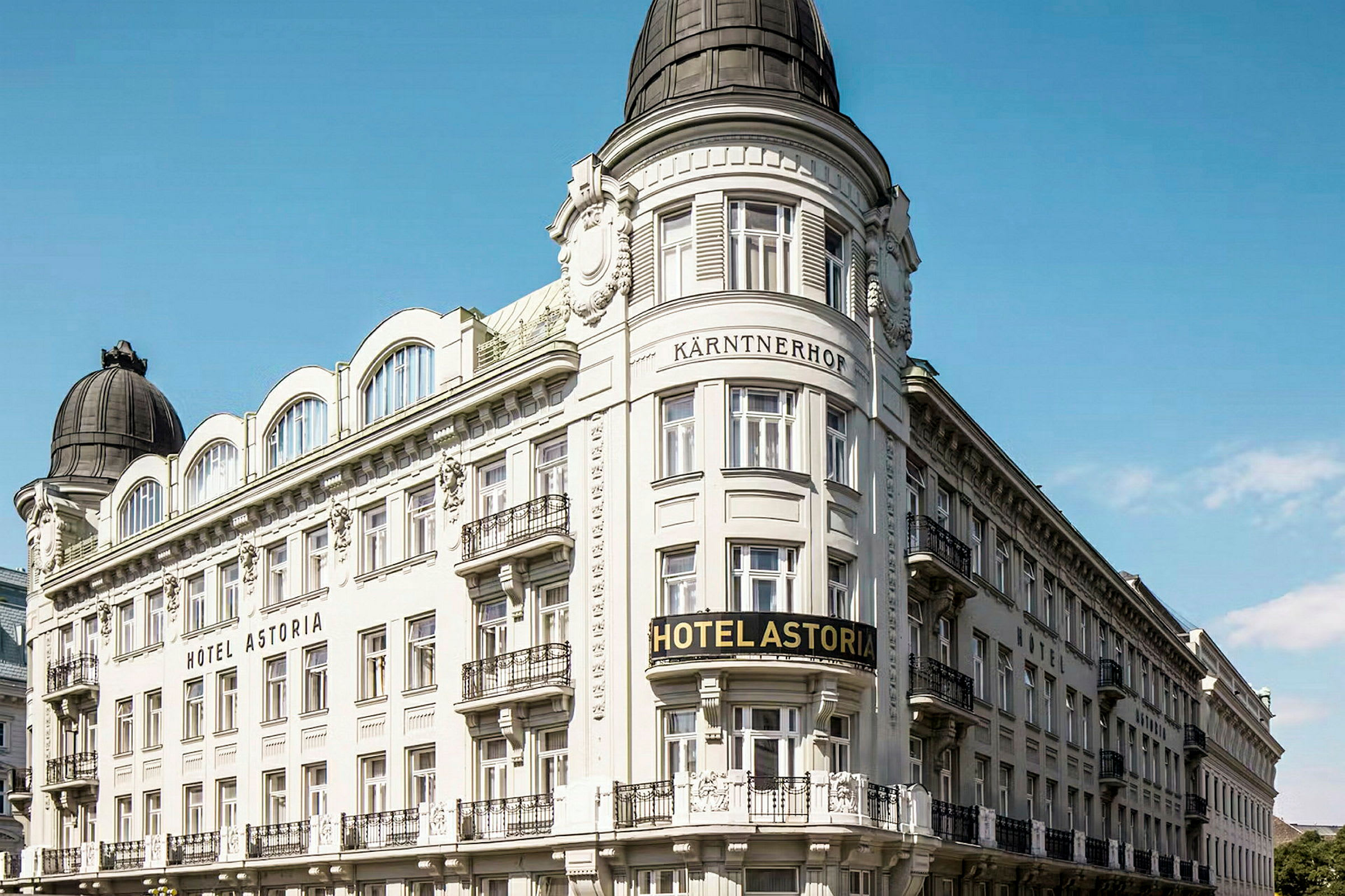 En eldre bygning med teksten 'Hotel Astoria' på en fasade. (AI-generert tekst)