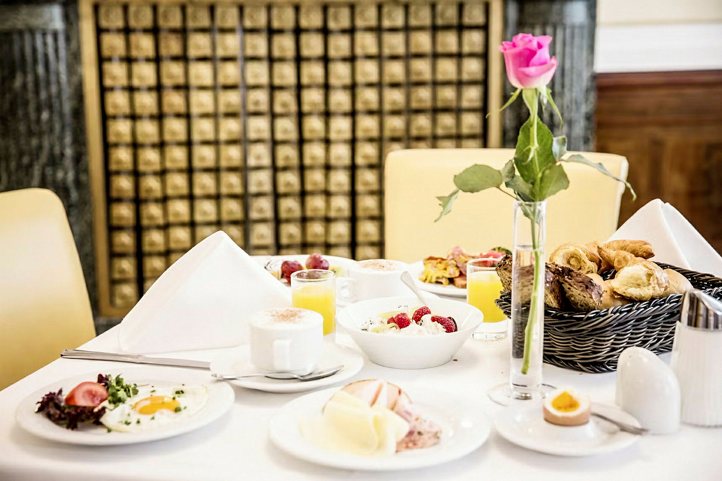 En frokostoppdekning med egg, kaffe, frukt og brød. (AI-generert tekst)