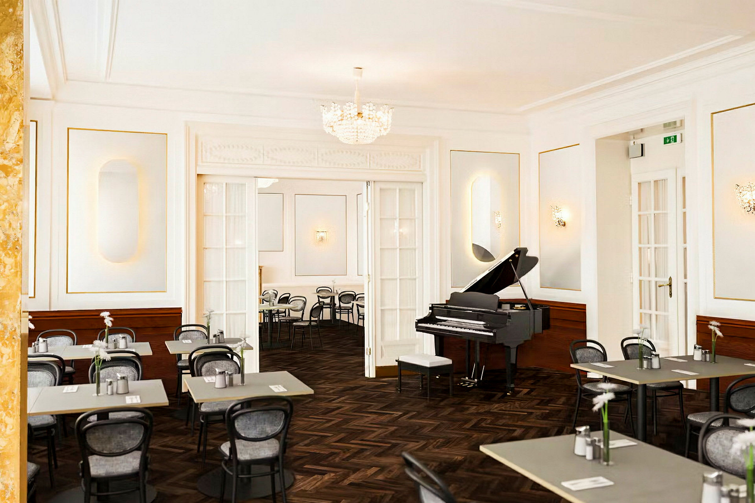 Et elegant innredet rom med et piano og oppstilte kafébord og stoler. (AI-generert tekst)