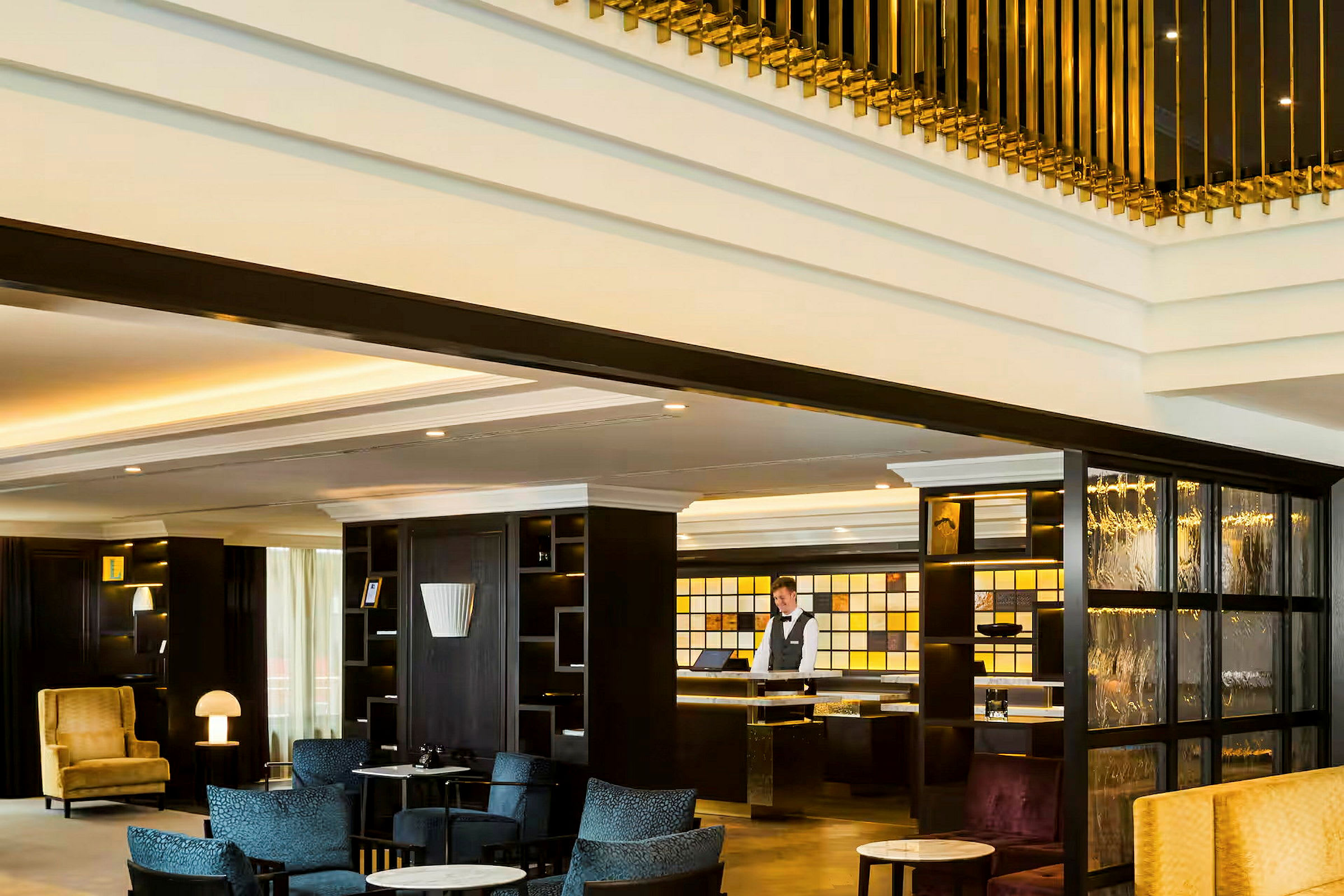 En elegant hotellobby med sittegrupper og en resepsjon. (AI-generert tekst)