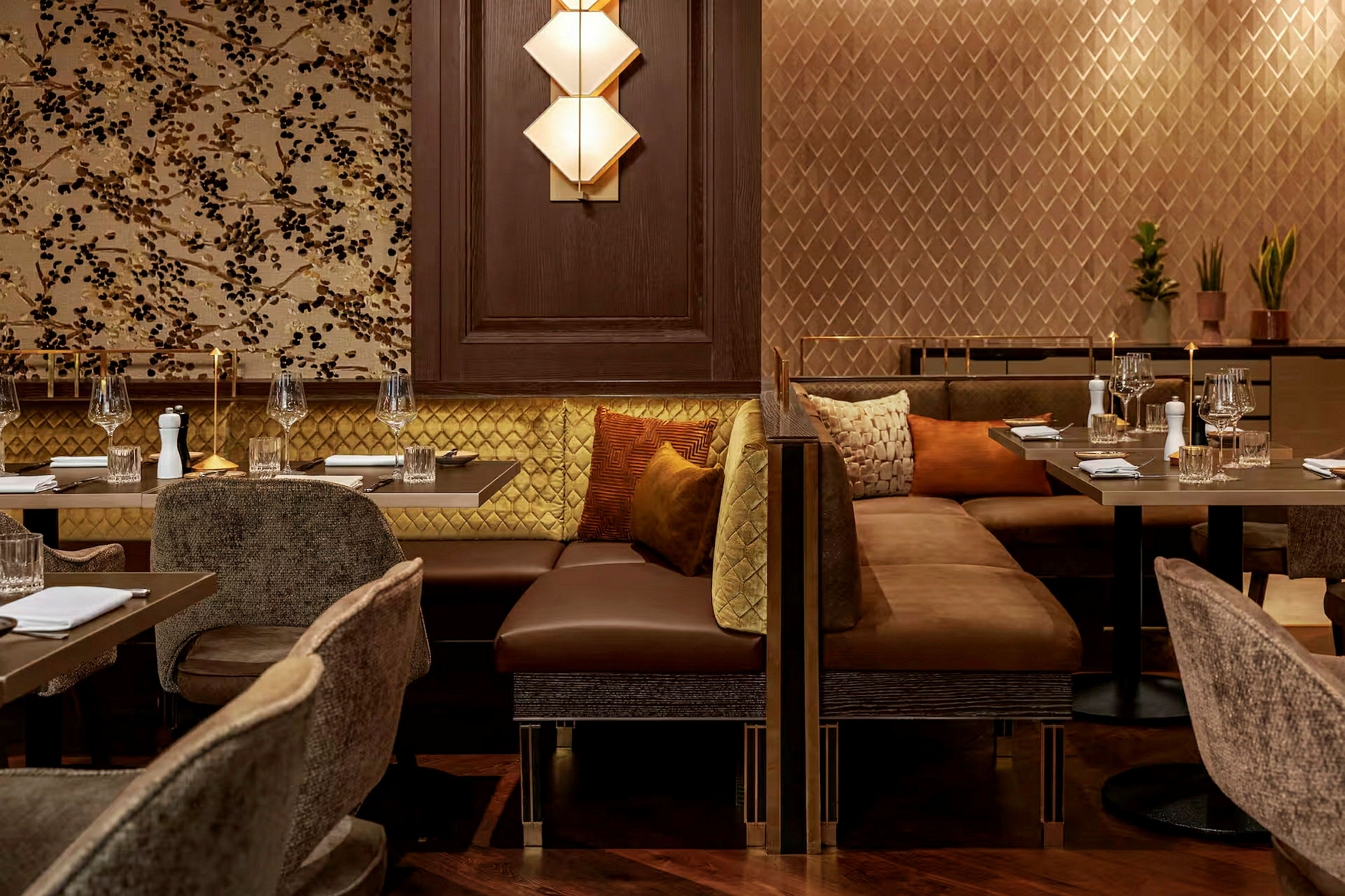 En elegant restaurant med bord, sitteplasser og stilfull dekor. (AI-generert tekst)