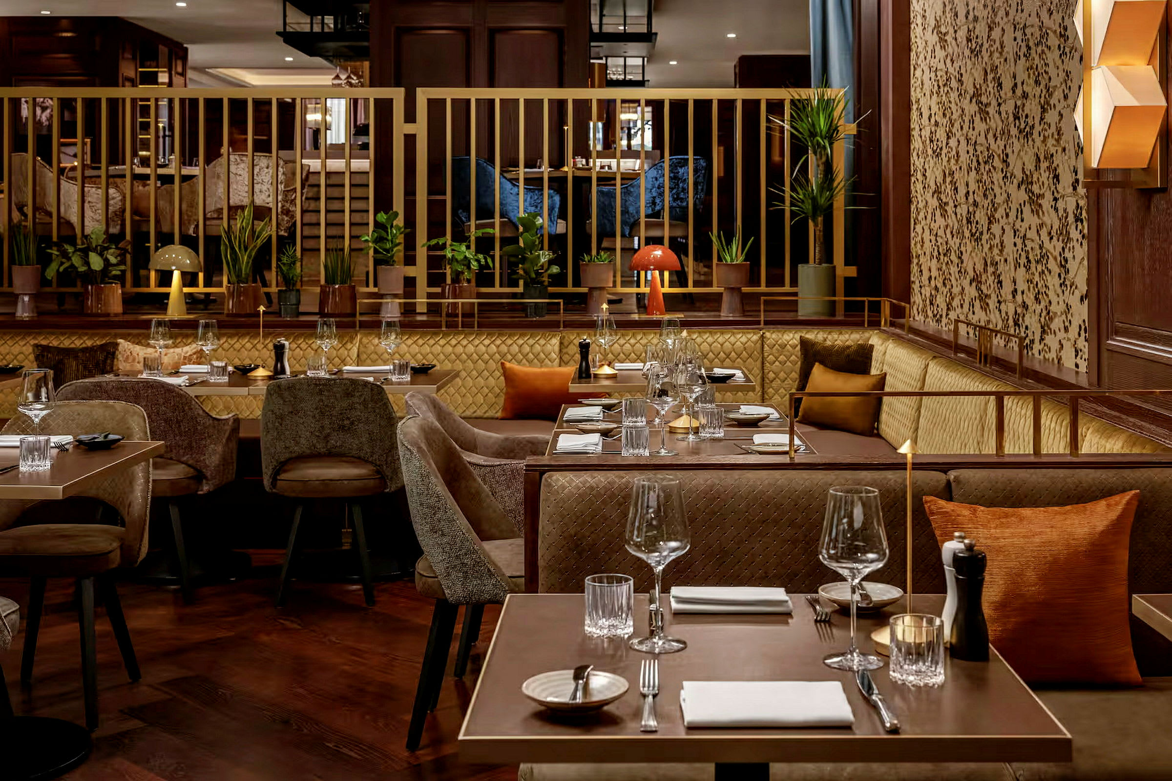 En moderne restaurant med dekkede bord, sofaer og stoler, dekorert med planter og komfortable detaljer. (AI-generert tekst)