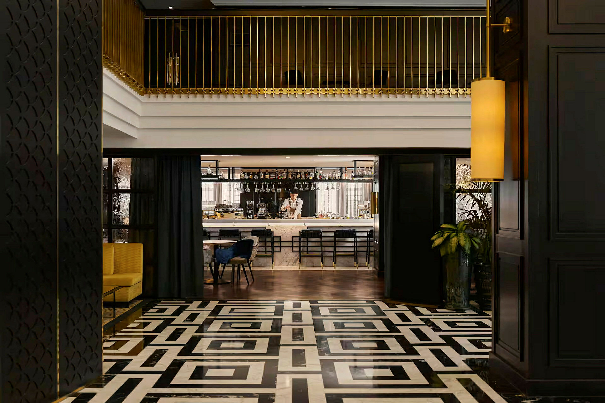 Interiør av en restaurant med et marmorgulv med geometrisk mønster, en bardisk i bakgrunnen og elegante møbler. (AI-generert tekst)