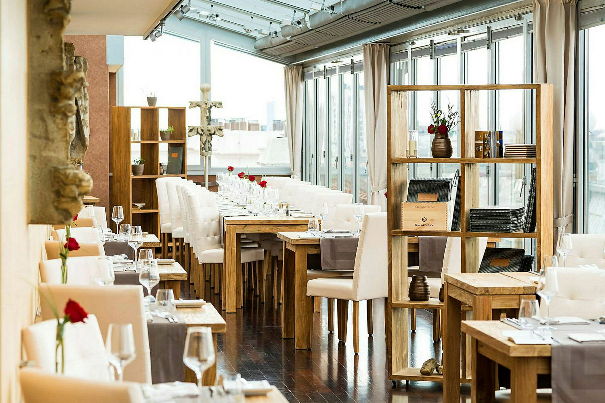 Bilde av en lys restaurantinteriør med dekkede bord og tret detaljer. (AI-generert tekst)