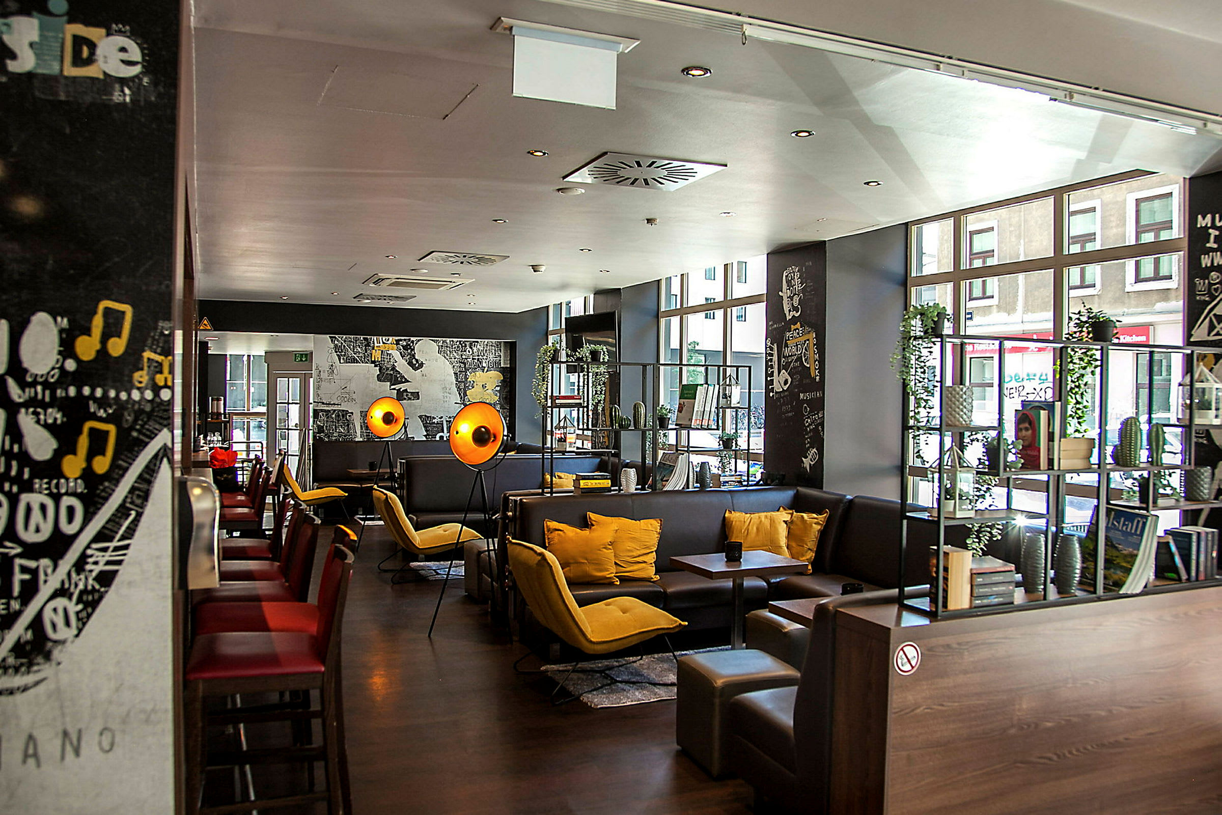 En moderne restaurant eller kafé med sitteområder, fargerike puter og dekorasjoner. (AI-generert tekst)