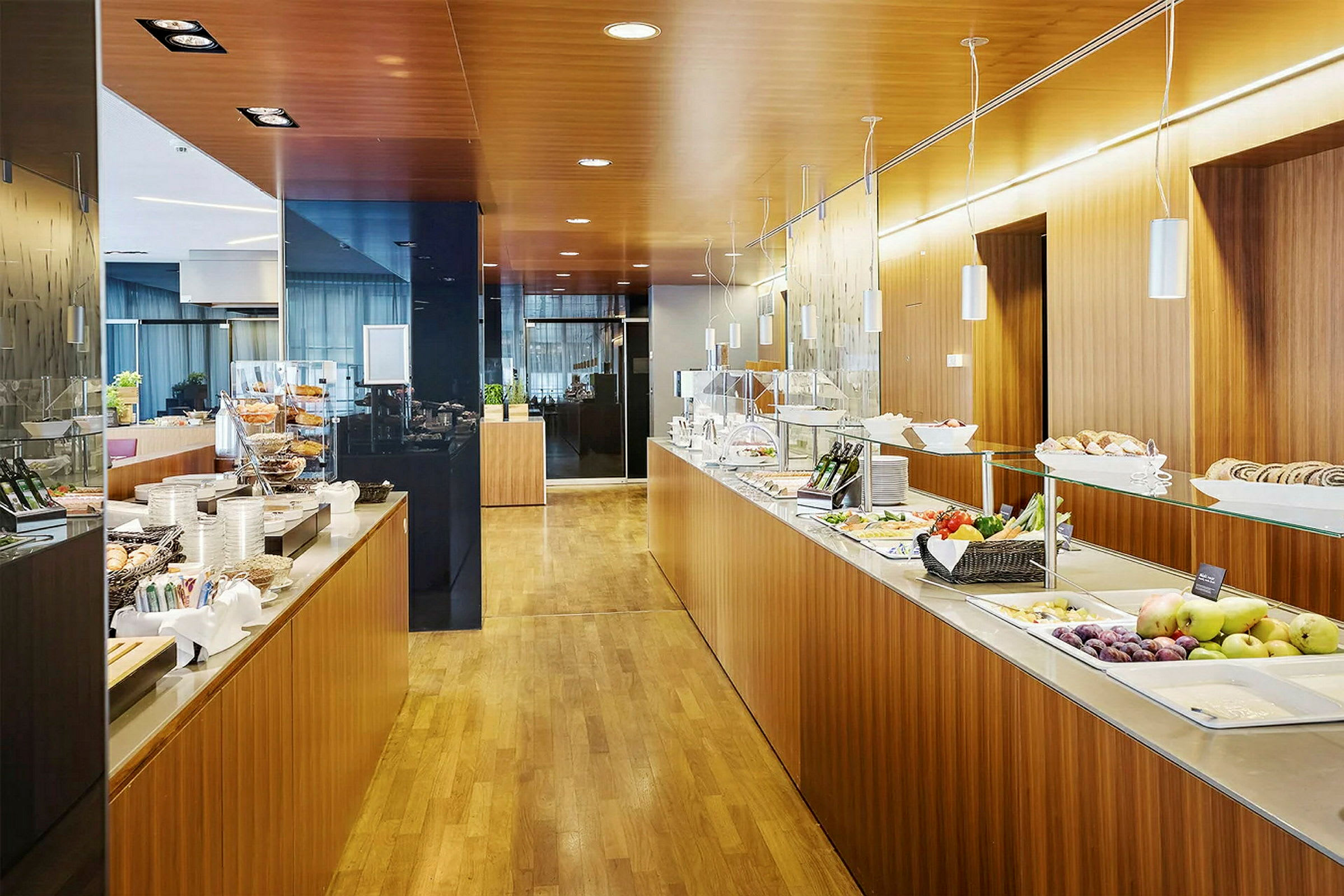 En buffet med ulike matalternativer er satt opp i et lyst rom med tredetaljer. (AI-generert tekst)