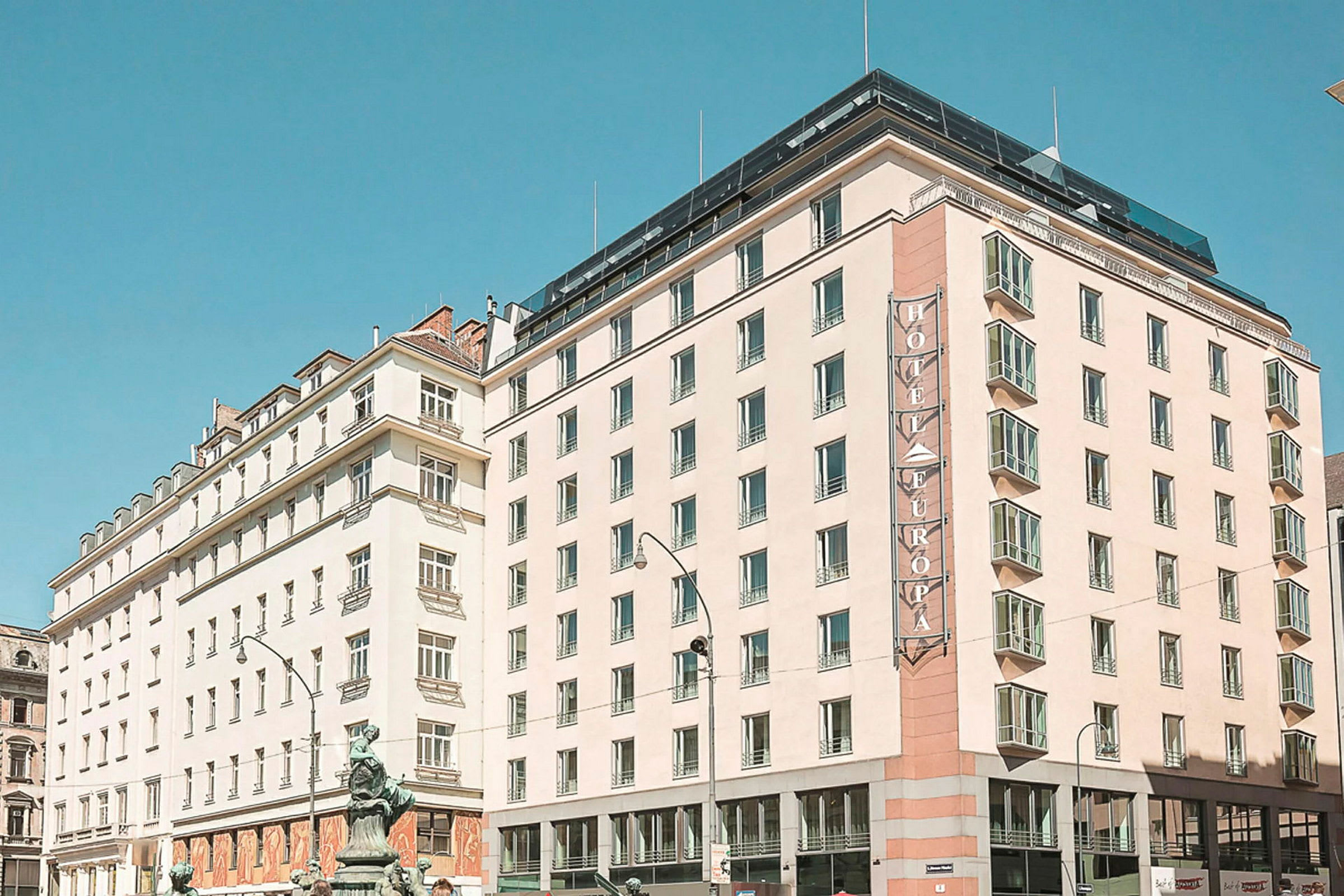 Bygning i bymiljøet med et skilt som angir "Hotel Europa". (AI-generert tekst)