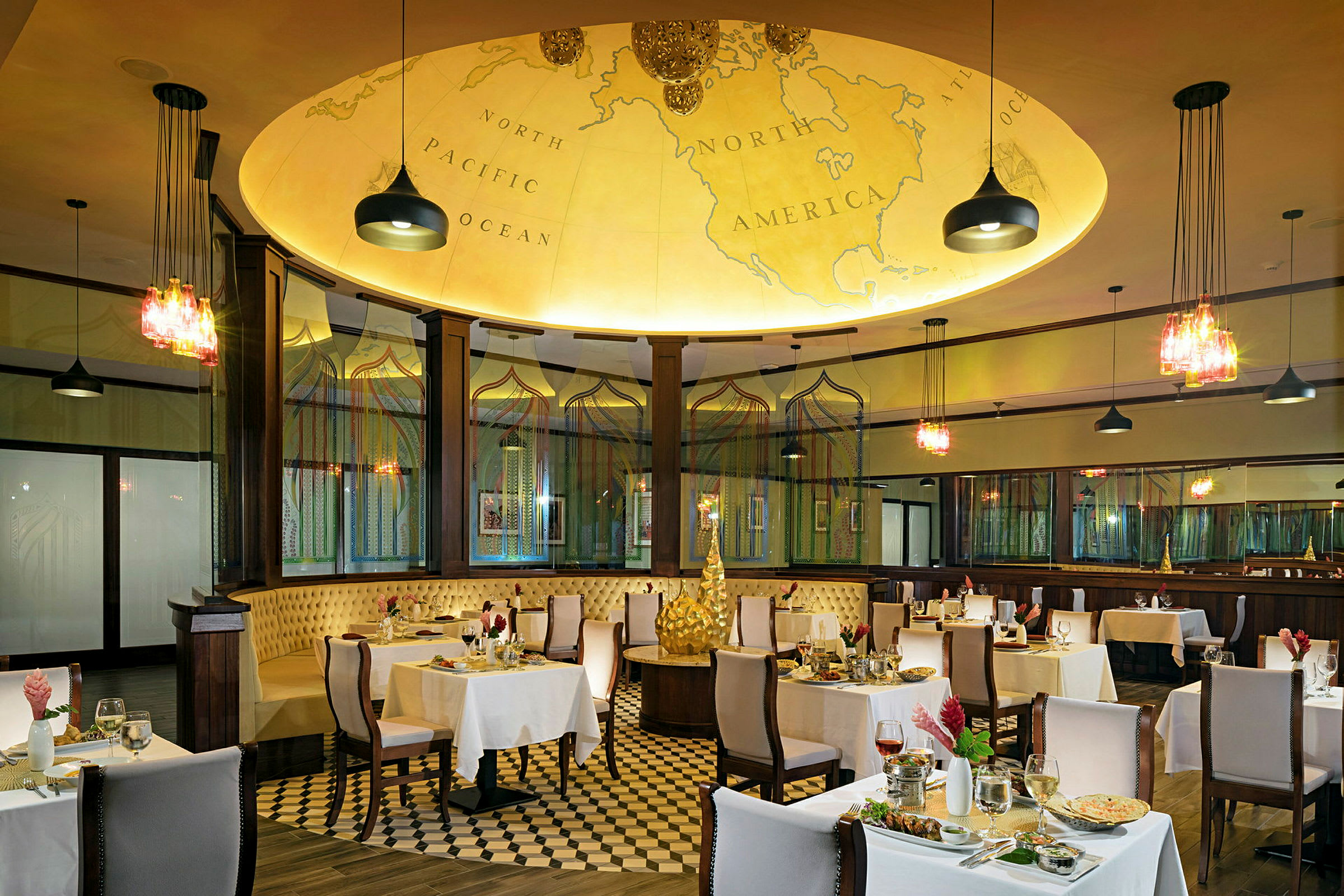 Restaurant med elegant innredning og opplyst takdekorasjon. (AI-generert tekst)