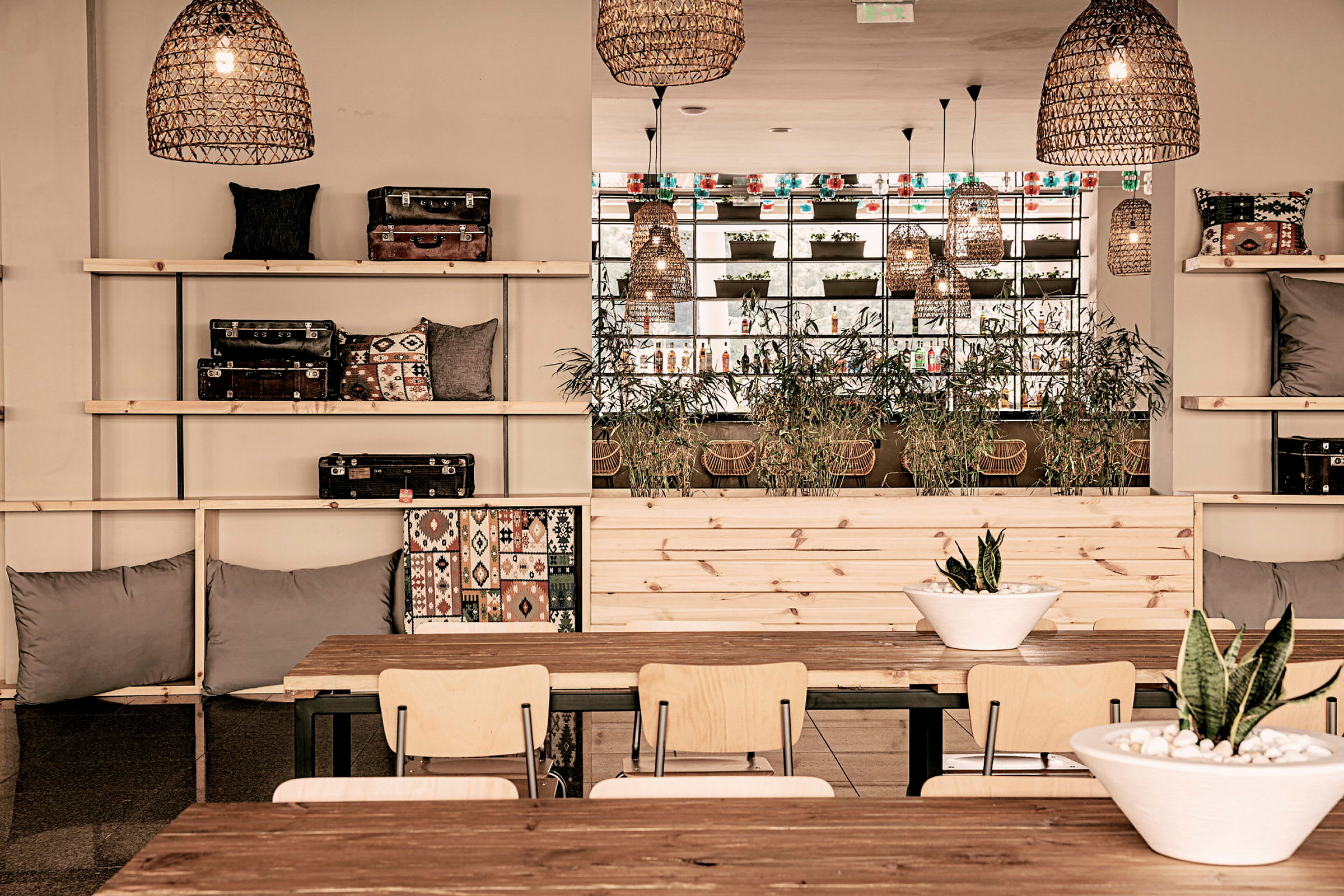 Restaurantinteriør med trebord, planter og dekorative hyller. (AI-generert tekst)