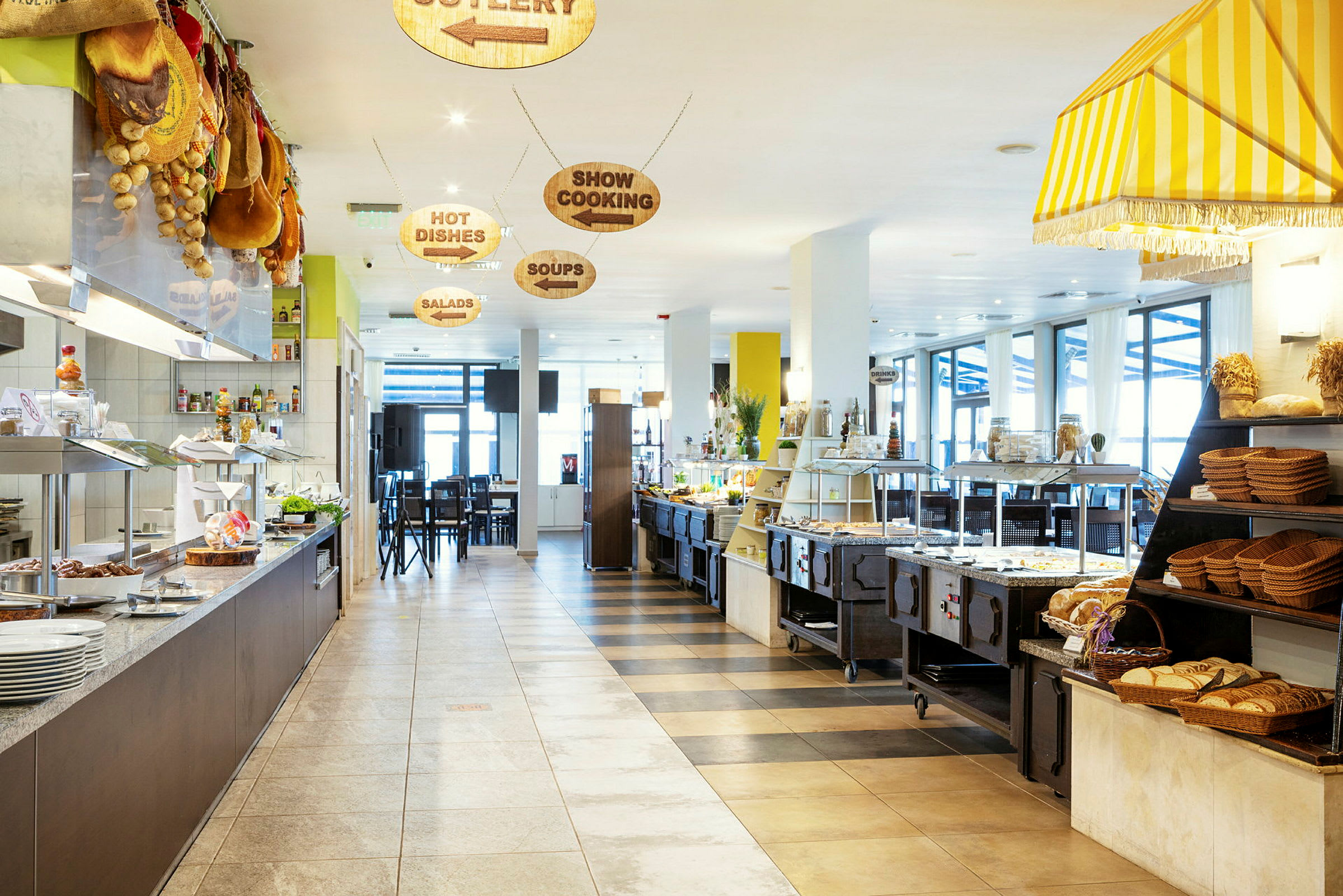 Interiør av en restaurant med en buffet med ulike retter og brødkurver. (AI-generert tekst)