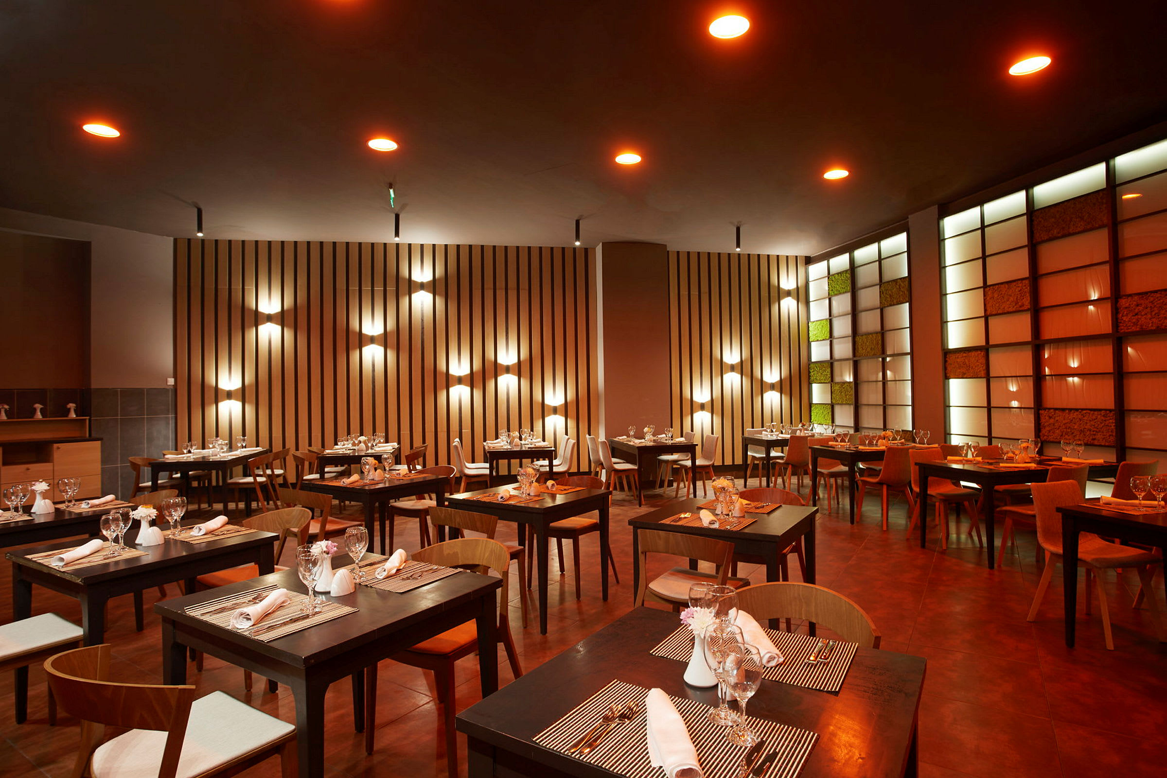 Moderne restaurant med elegant interiør og dekorerte bord. (AI-generert tekst)