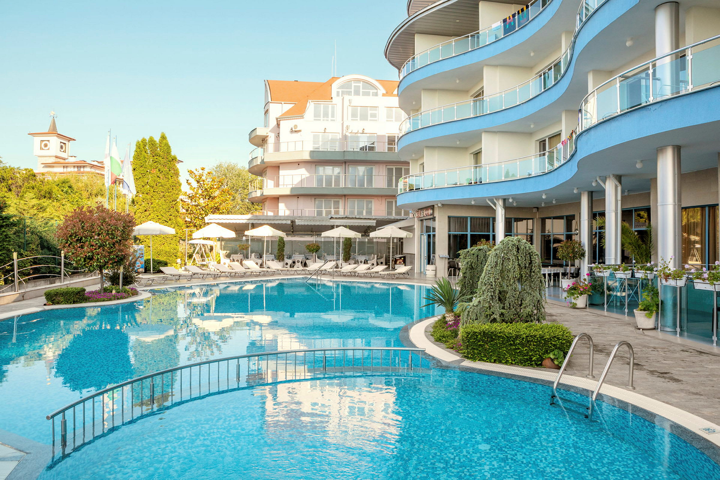 Et hotell med moderne arkitektur ved siden av et basseng. (AI-generert tekst)