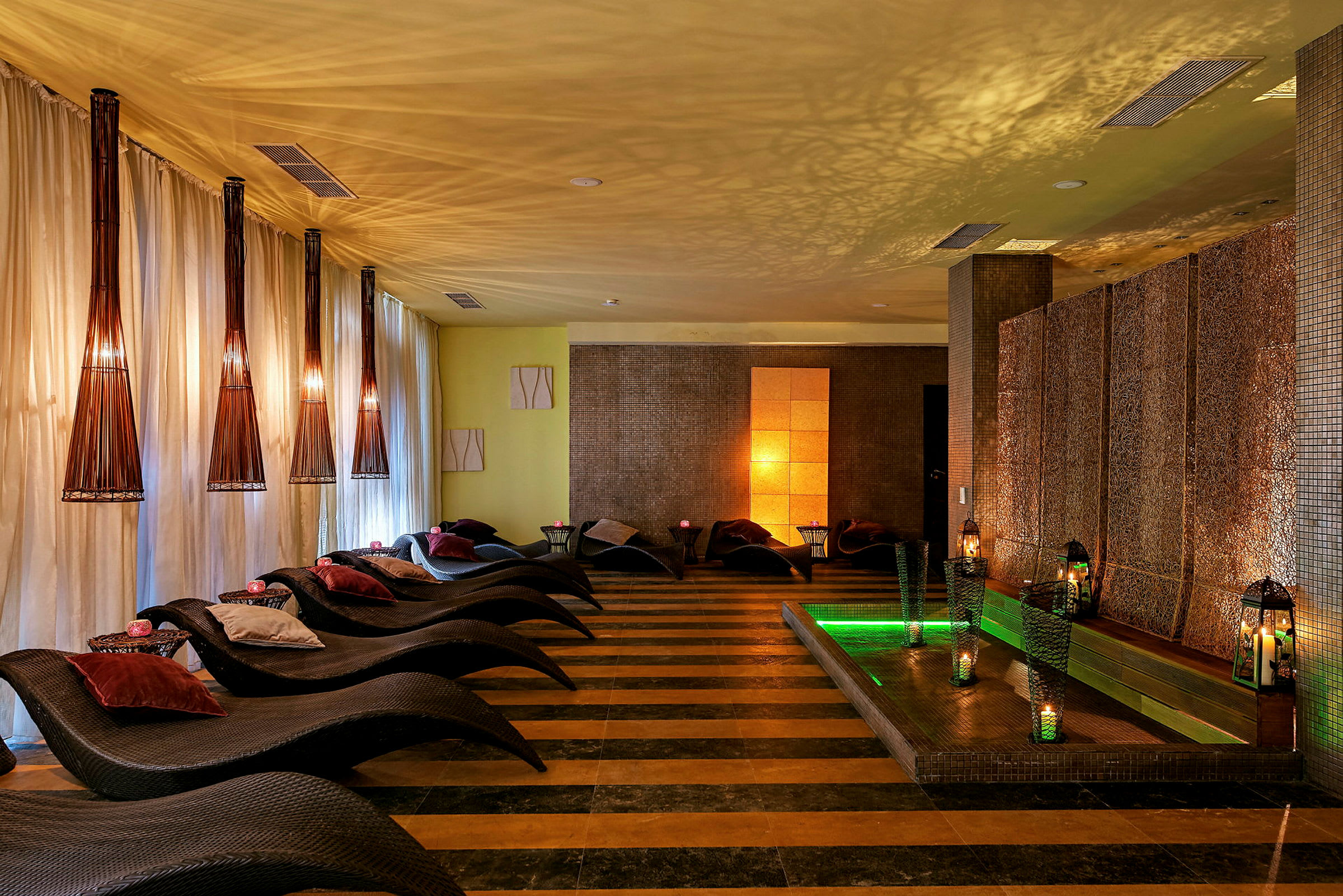 En avslappende spa-lounge med lenestoler, myk belysning og dekorative lykter. (AI-generert tekst)