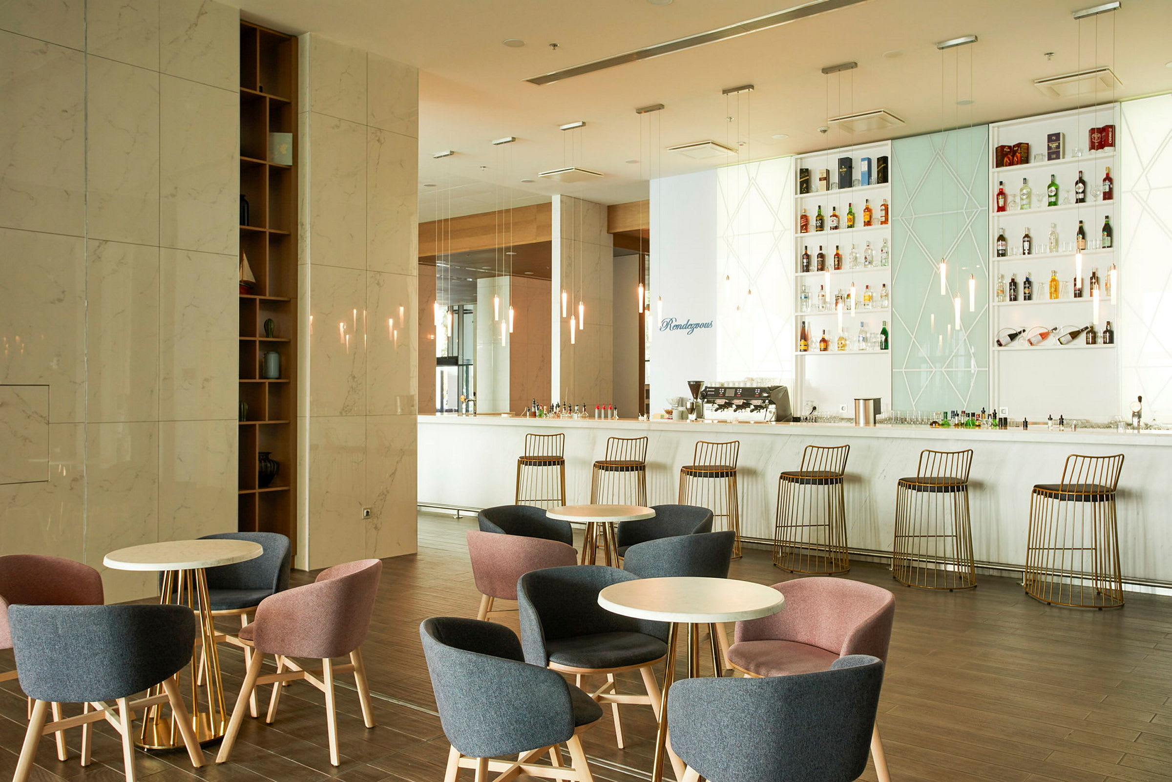 En hotellbar med sitteplasser og en disk med drikke. (AI-generert tekst)