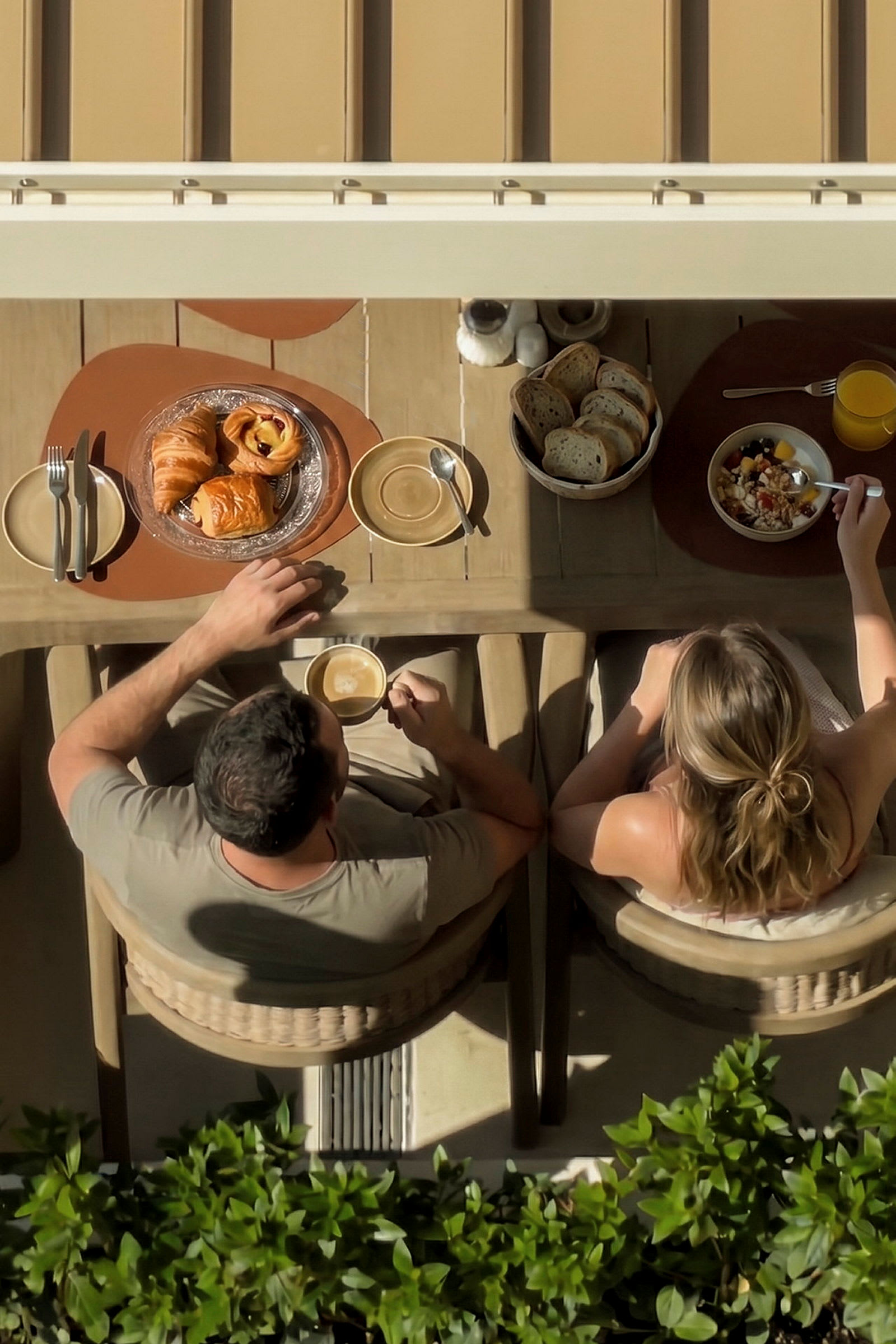 En mann og en kvinne sitter ved et bord og spiser frokost. (AI-generert tekst)