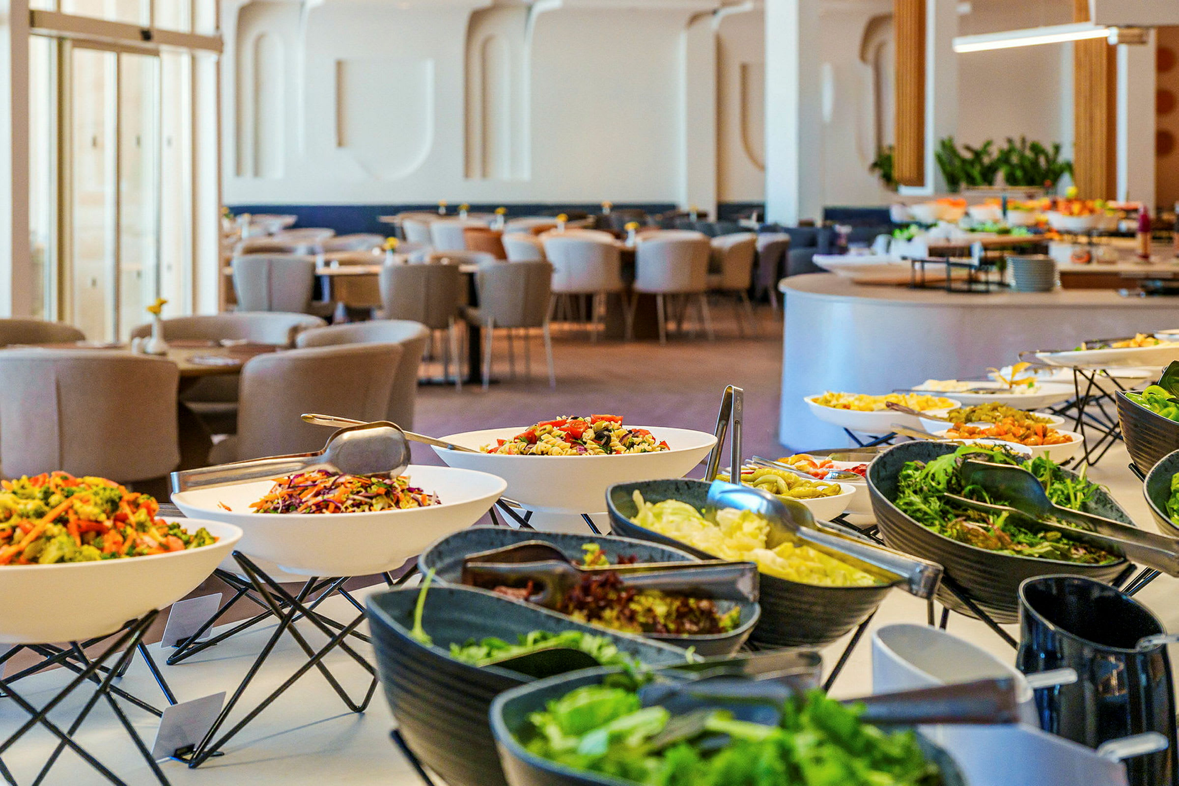 En buffet med ulike salater og retter i en lys og moderne restaurant. (AI-generert tekst)