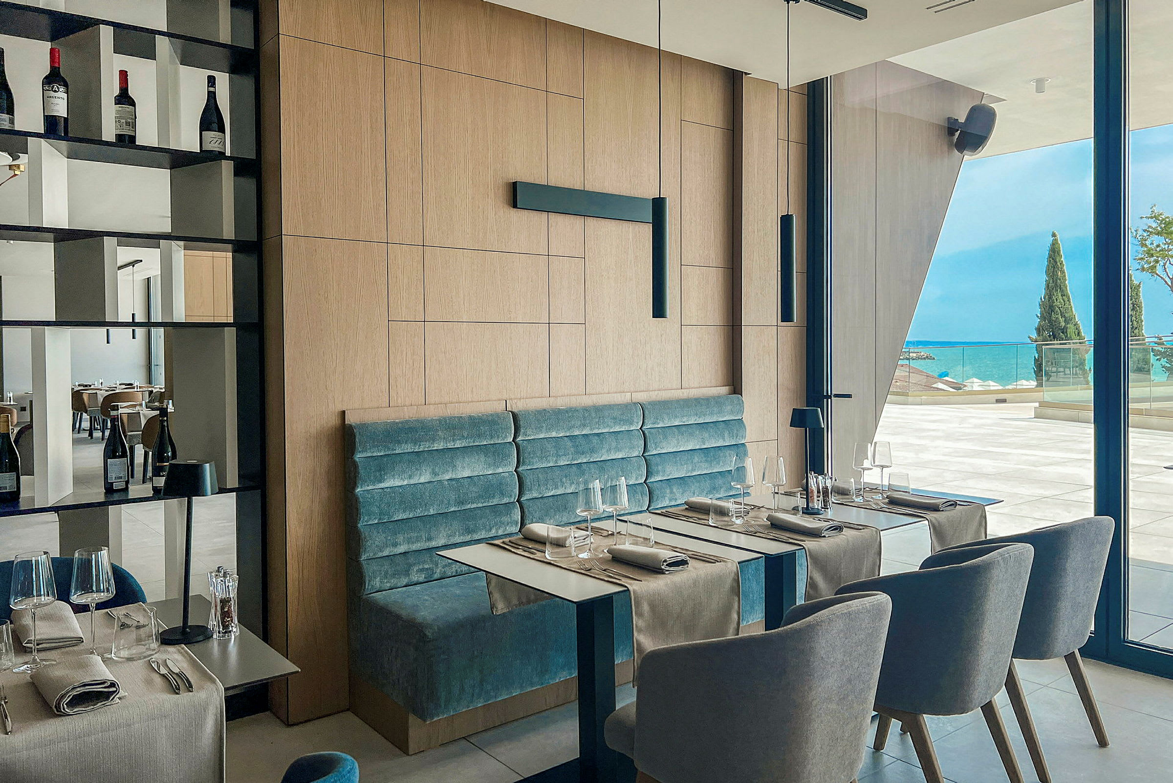 En moderne restaurant med sitteplasser og utsikt over havet. (AI-generert tekst)