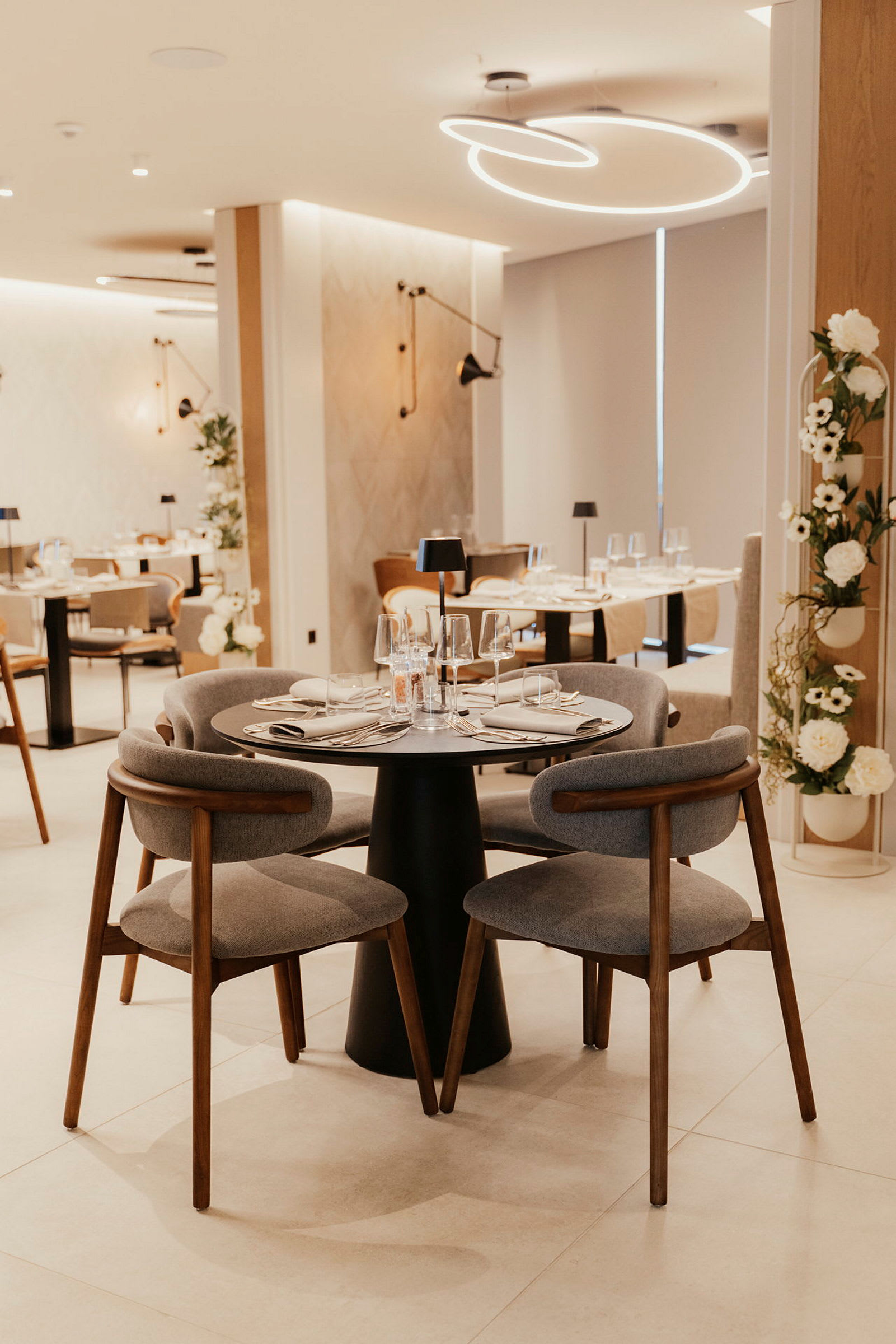 En moderne restaurant med dekkede bord og elegante stoler. (AI-generert tekst)