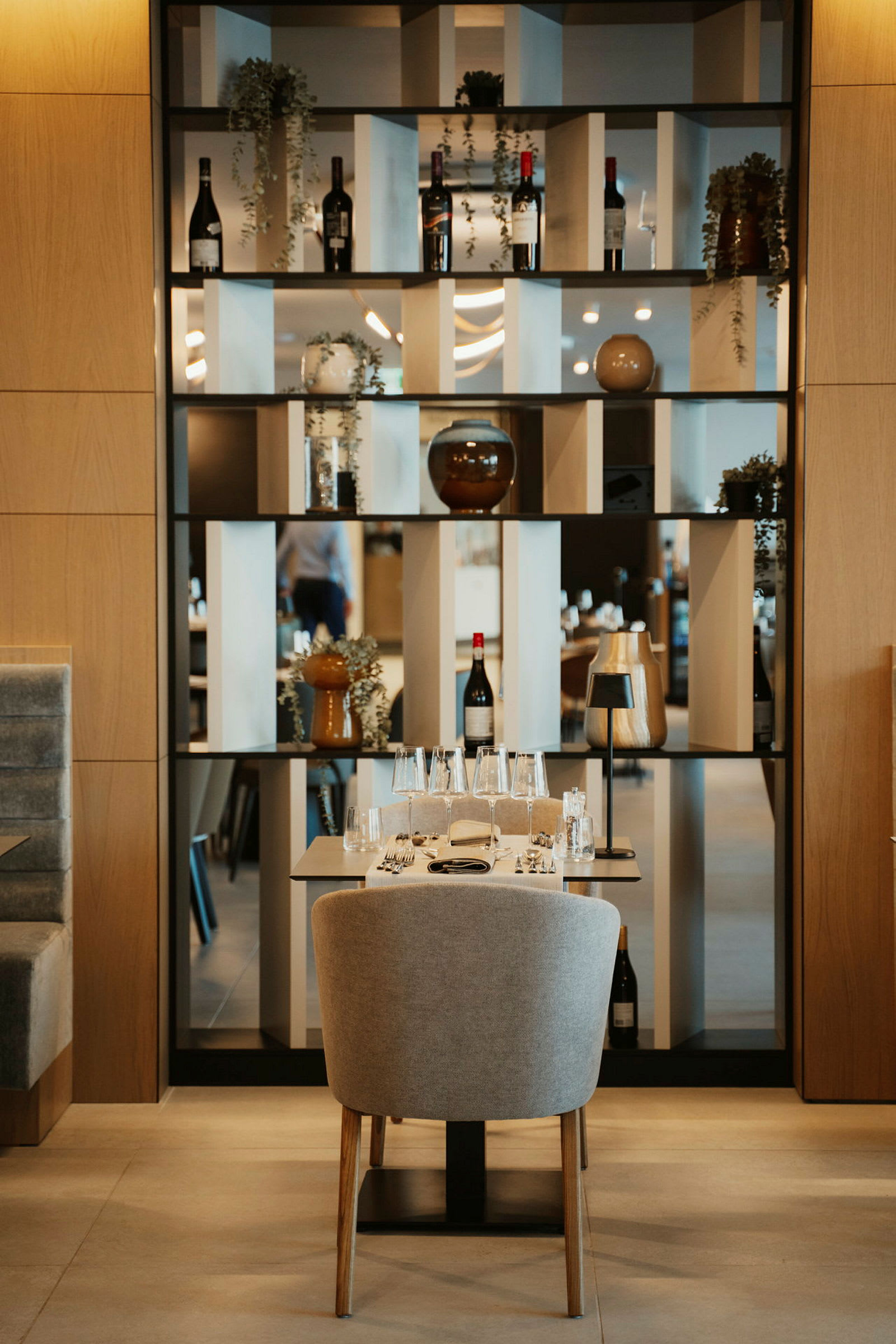 En dekket restaurant med hyller fylt med dekorative gjenstander. (AI-generert tekst)