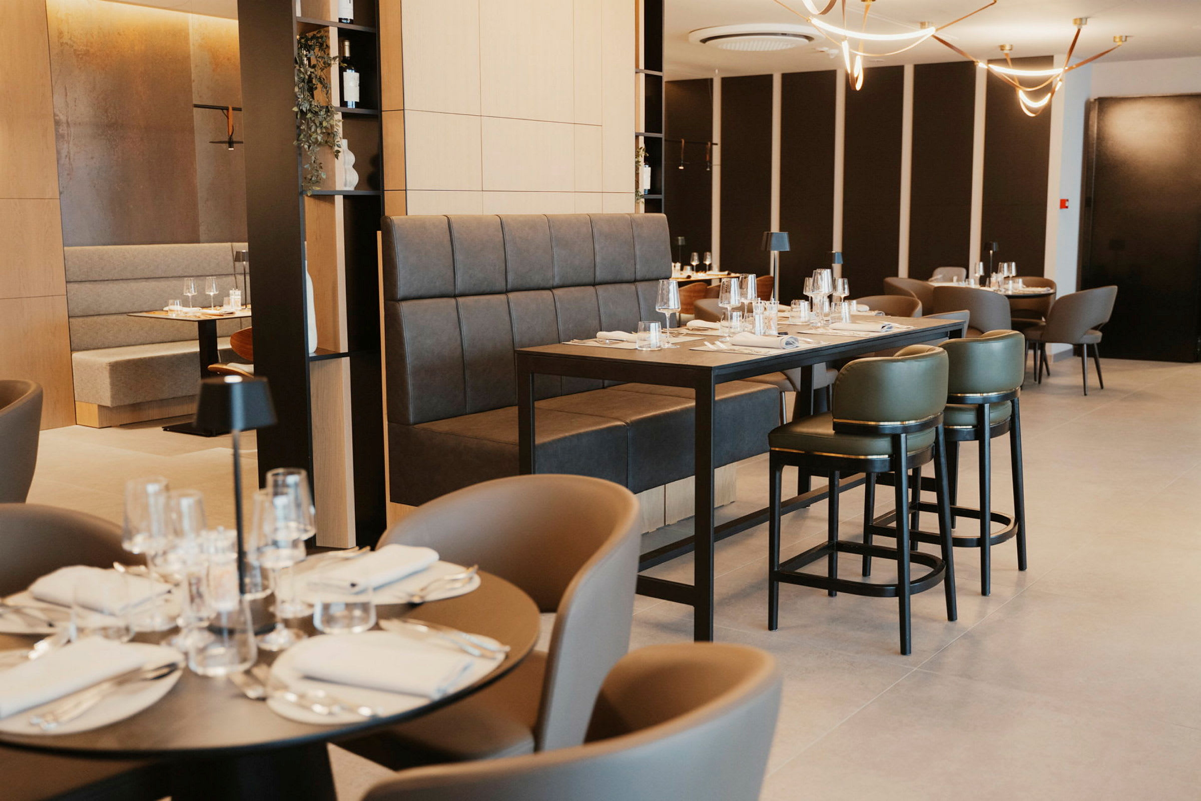En moderne restaurant med dekkede bord. (AI-generert tekst)