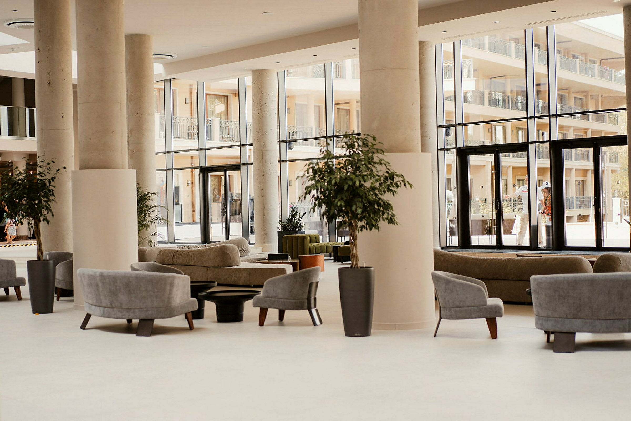 Moderne lobby med sitteplasser og store vinduer. (AI-generert tekst)