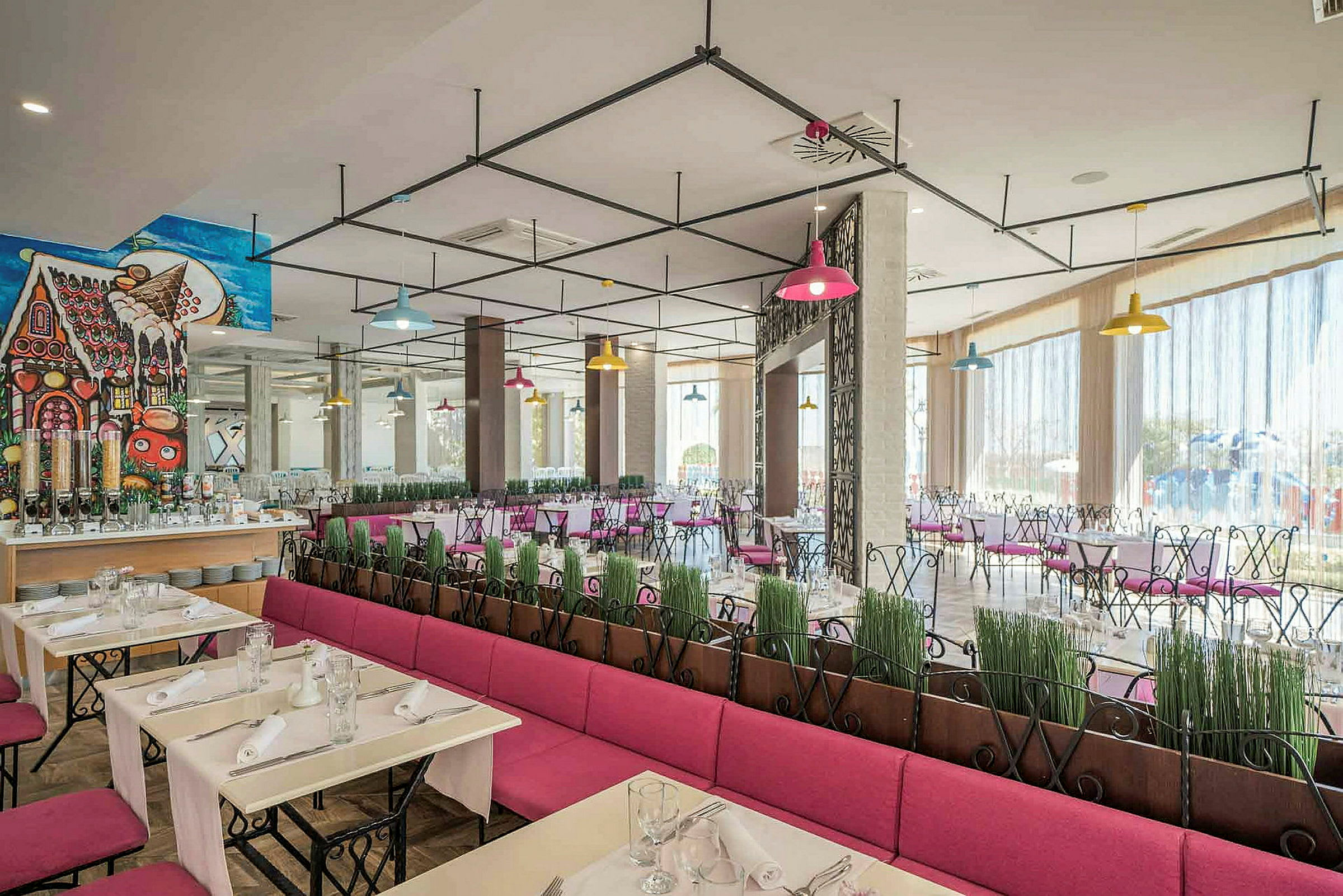 Moderne innredet restaurantområde med fargerike lamper og rosa sitteplasser. (AI-generert tekst)