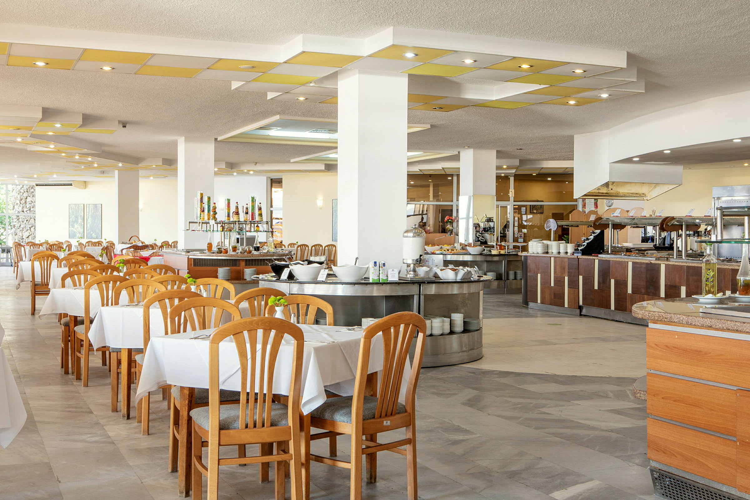 Restaurant med bord og serveringsområde. (AI-generert tekst)