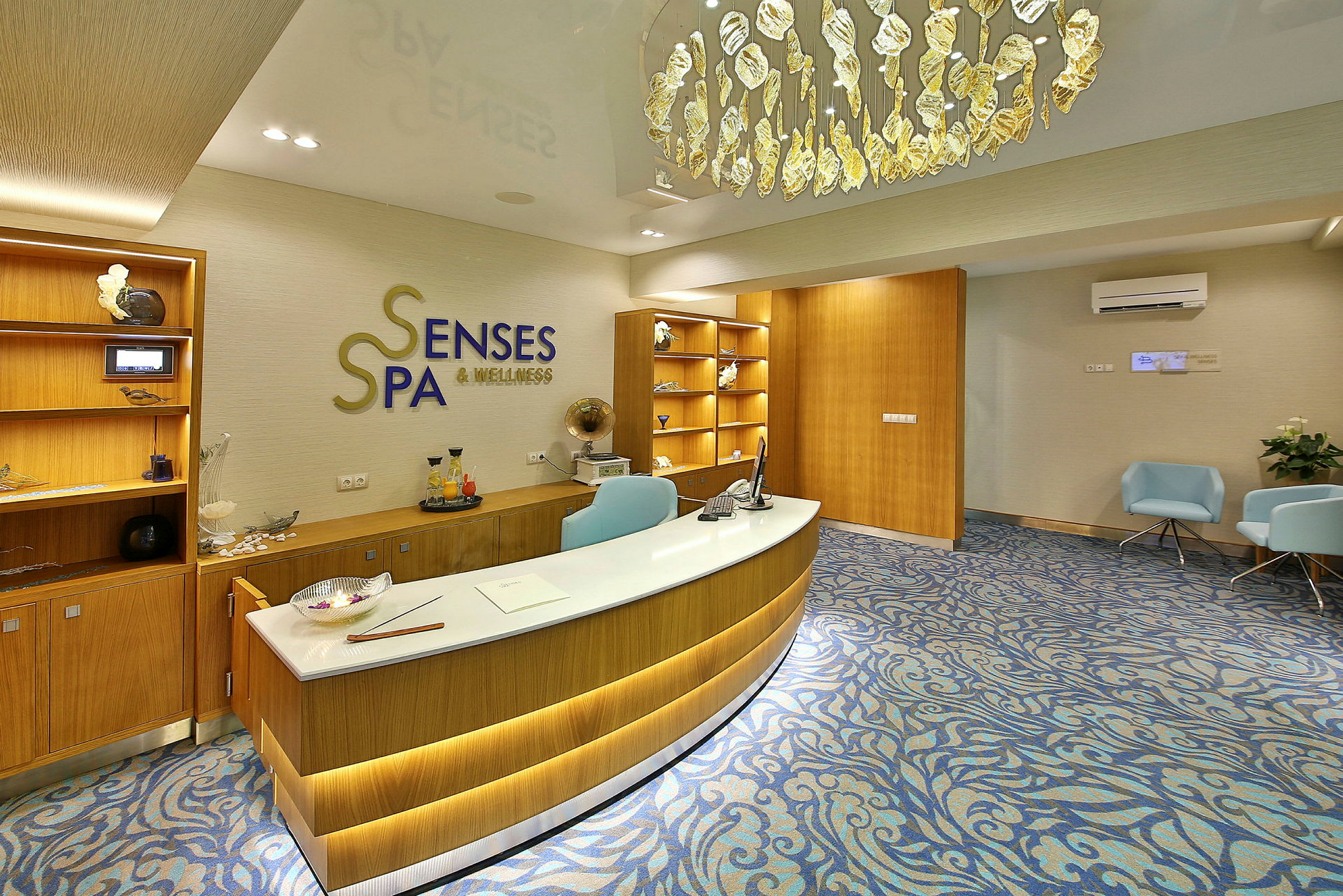 Resepsjonen på et spa med tremøbler og dekorativ lysekrone. (AI-generert tekst)
