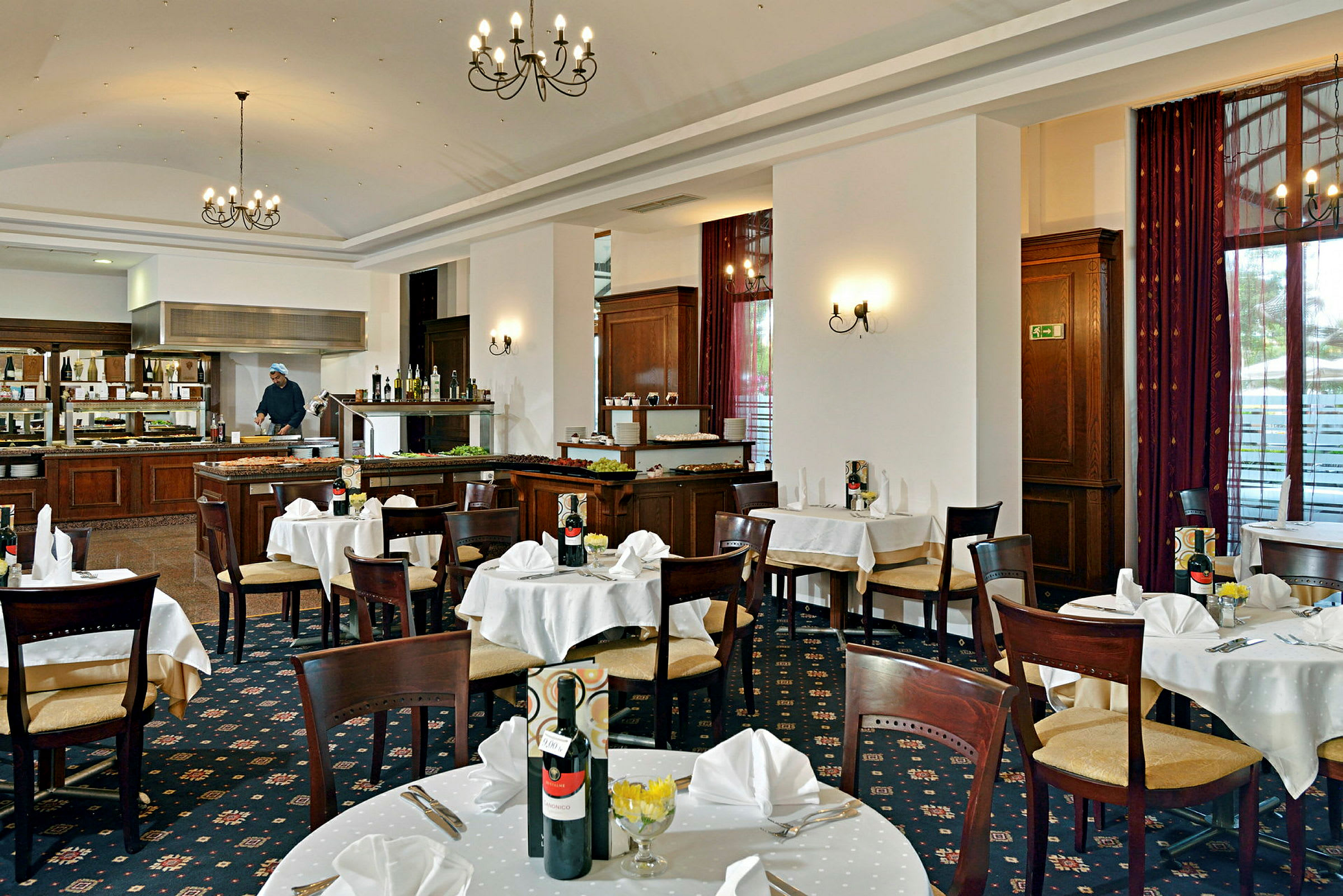 En elegant restaurant med dekkede bord med hvite duker og stoler. (AI-generert tekst)