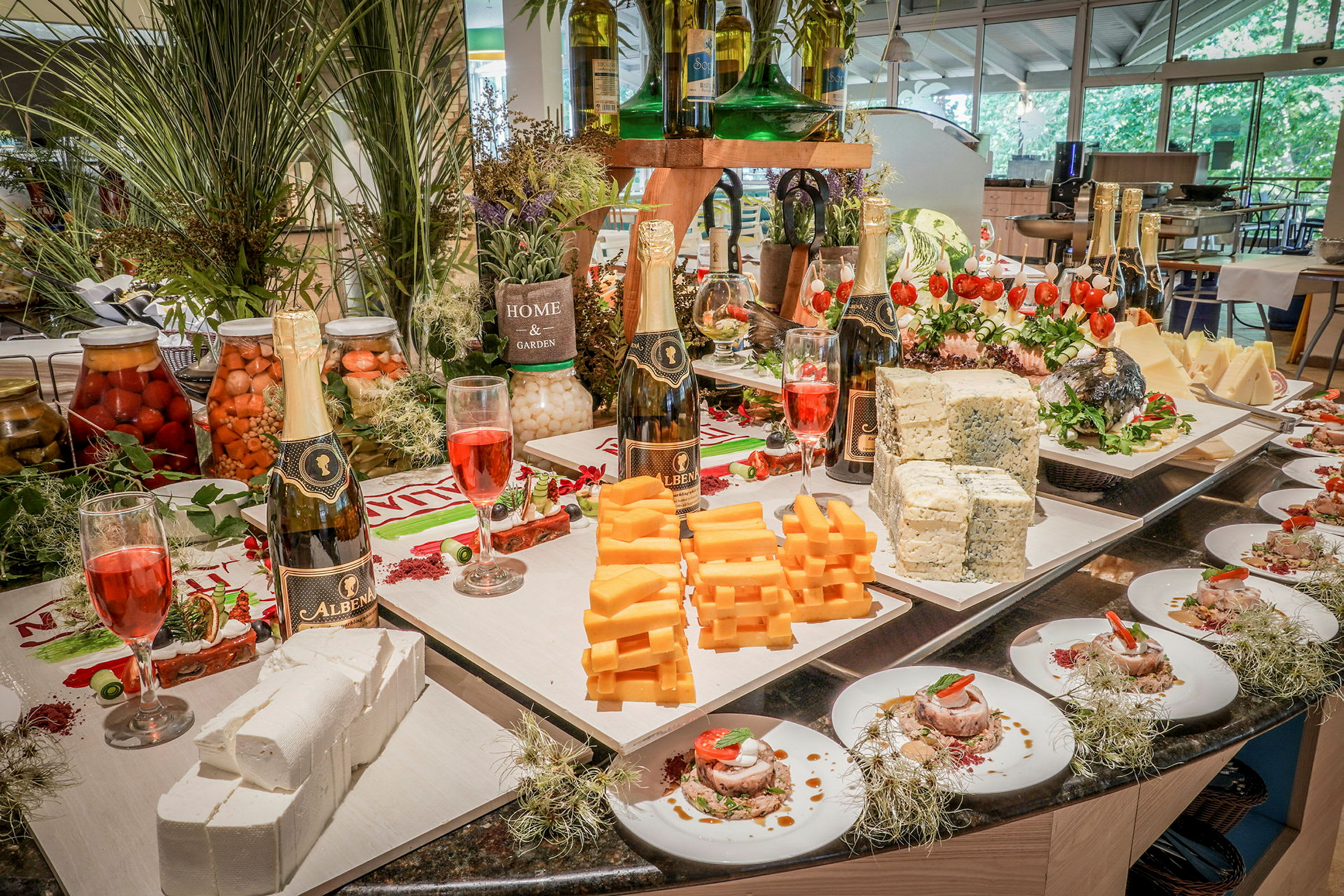 Buffet med forskjellige oster, vin og dekorasjoner. (AI-generert tekst)