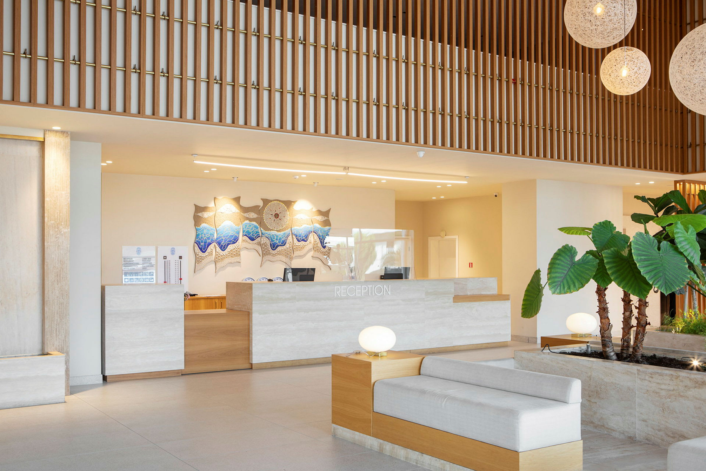 Resepsjonen på et moderne hotell med sitteplasser og dekorasjoner. (AI-generert tekst)