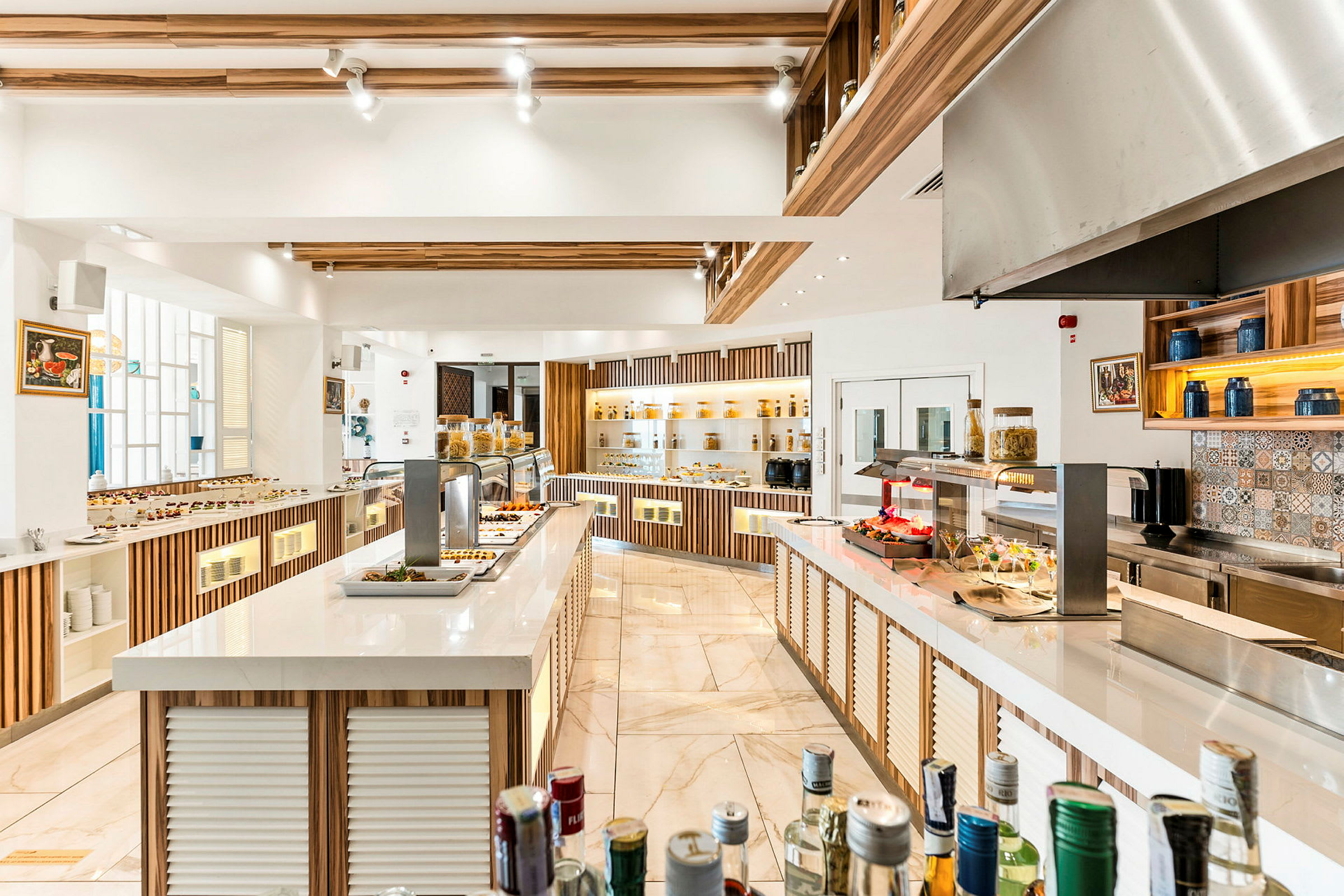Et bilde av en moderne buffet med matutstillinger og elegant interiør. (AI-generert tekst)