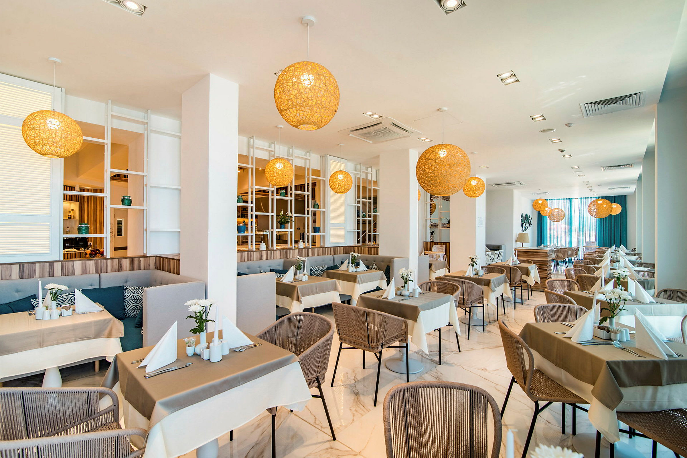 Bilde av en restaurant med dekkede bord og dekorative hengende lamper. (AI-generert tekst)