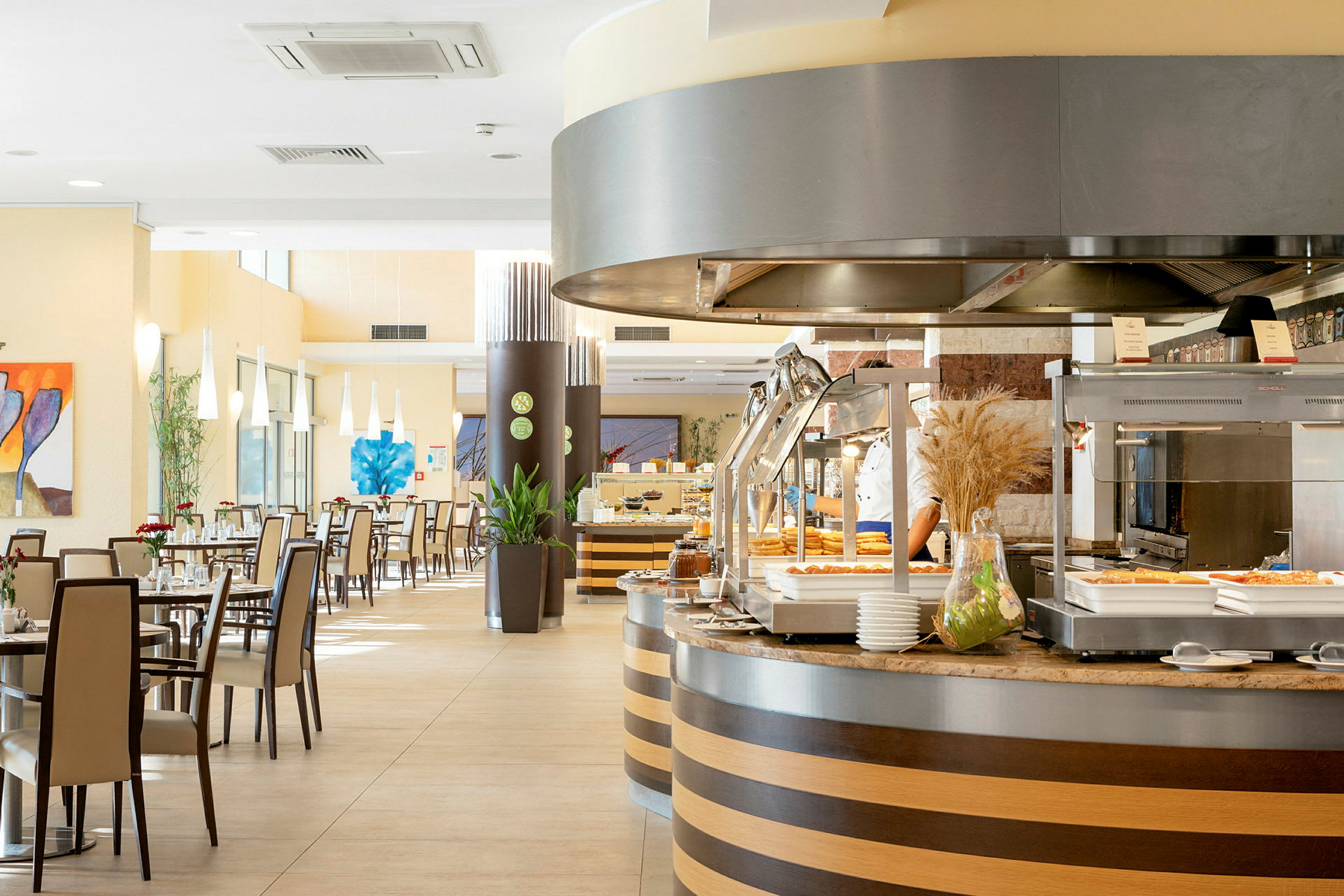 Bilde av en restaurant med buffet og sitteplasser. (AI-generert tekst)