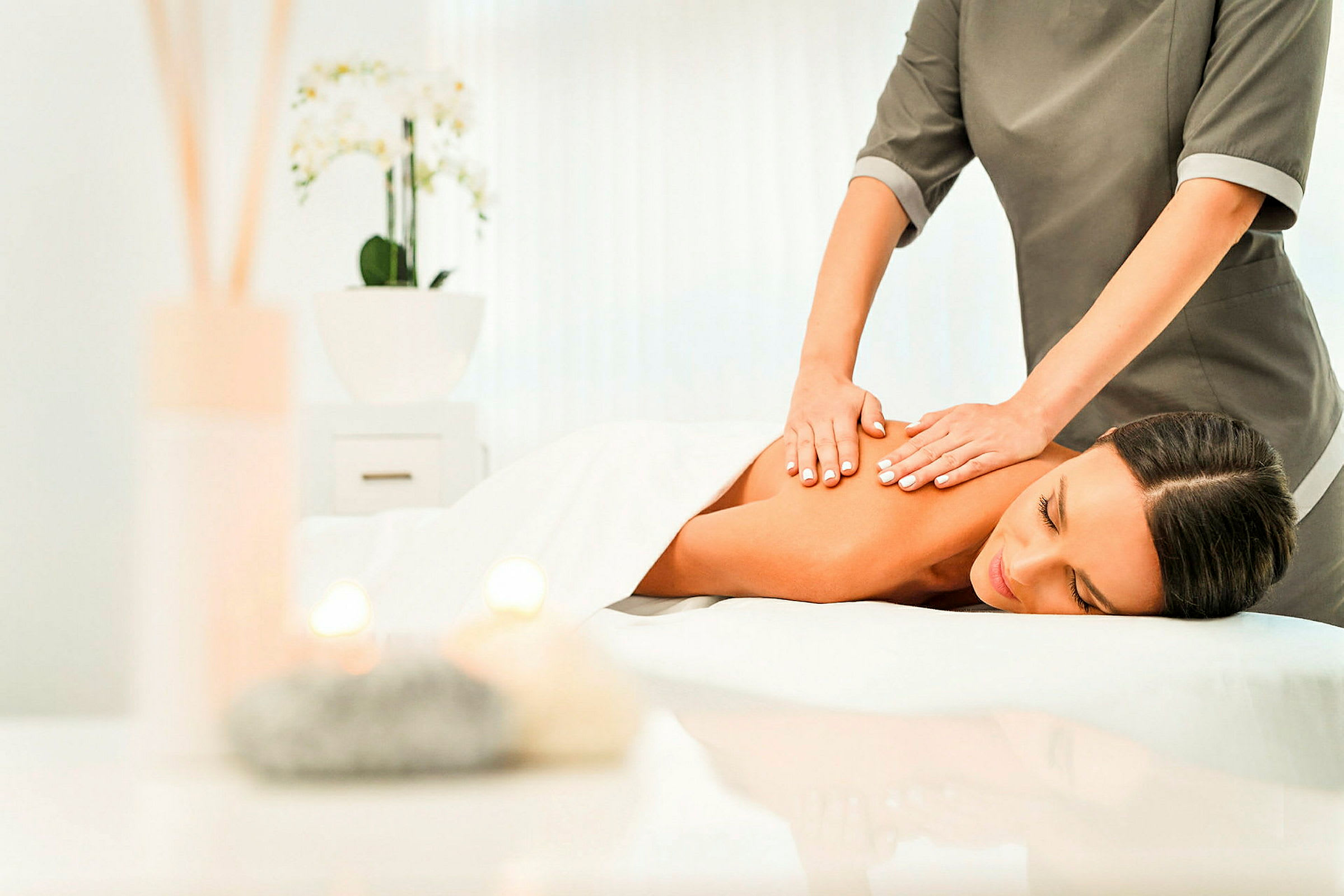 En person får massasje på en spa-avdeling. (AI-generert tekst)