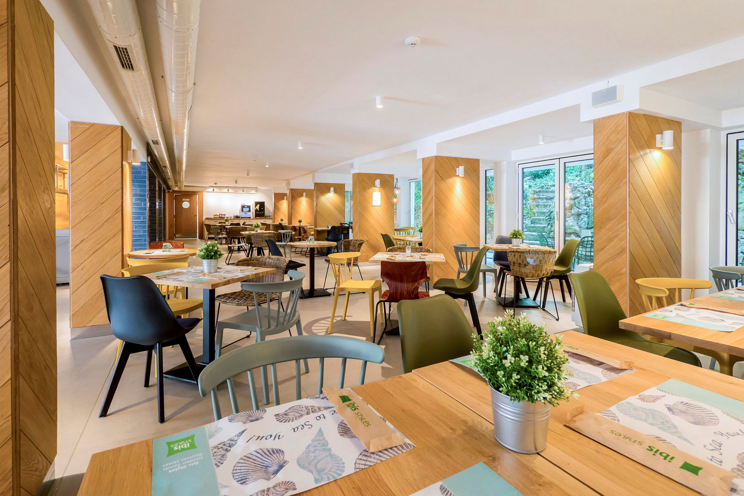 Bilde av en restaurant med bord, stoler og dekorasjoner. (AI-generert tekst)