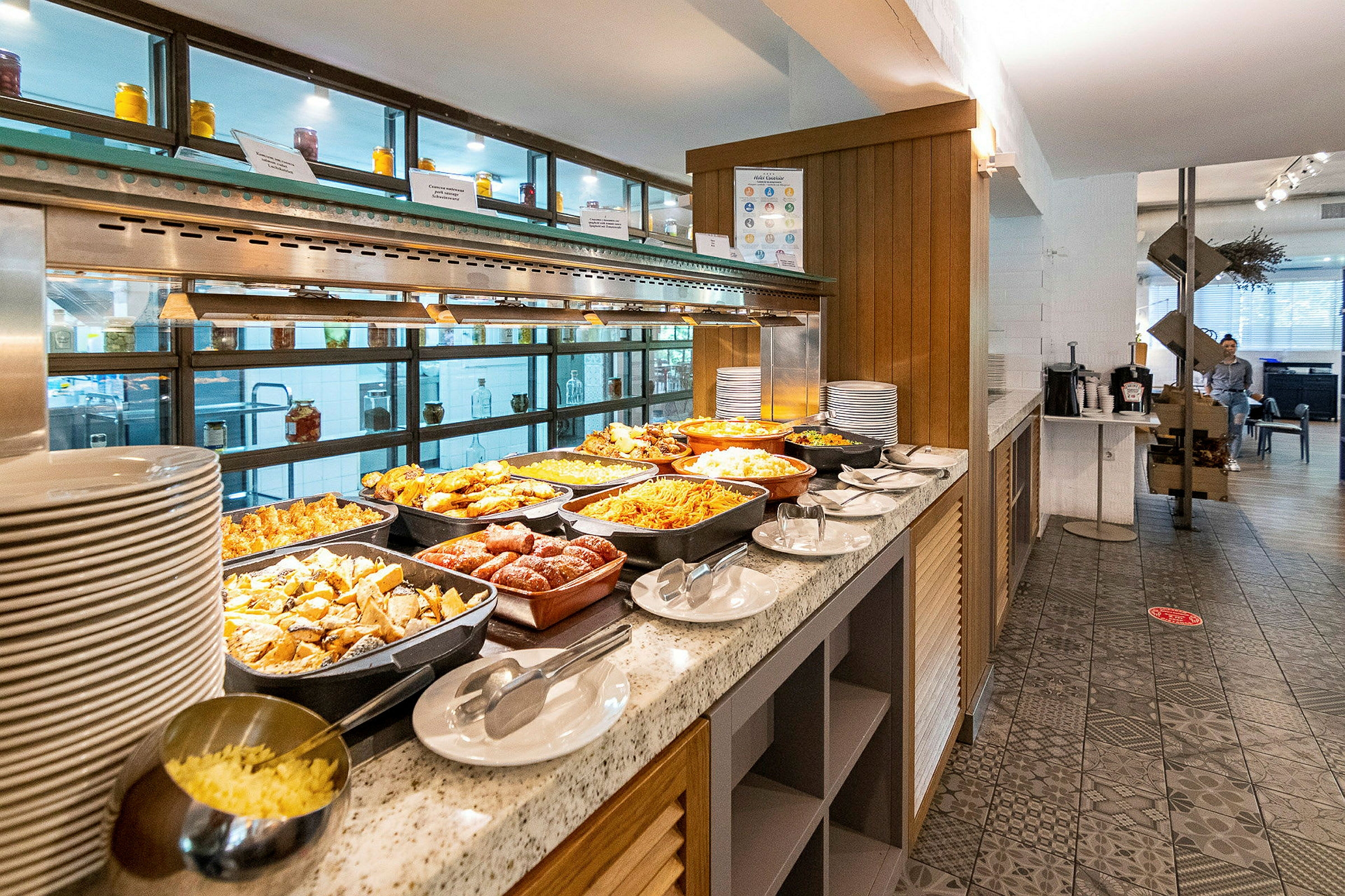 Buffet med ulike retter i en spisesal. (AI-generert tekst)