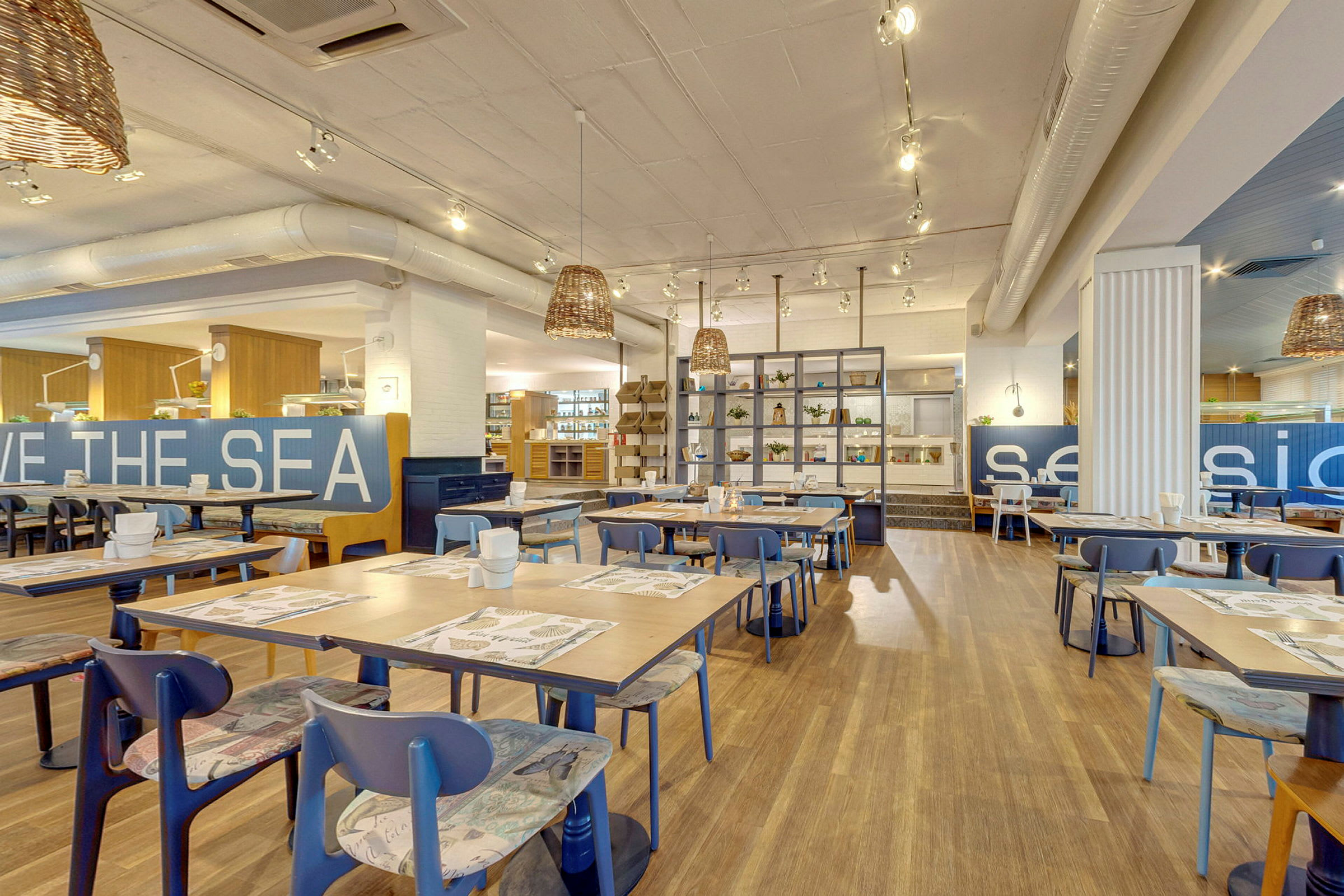 Moderne restaurant med dekkede bord og stilfull innredning. (AI-generert tekst)