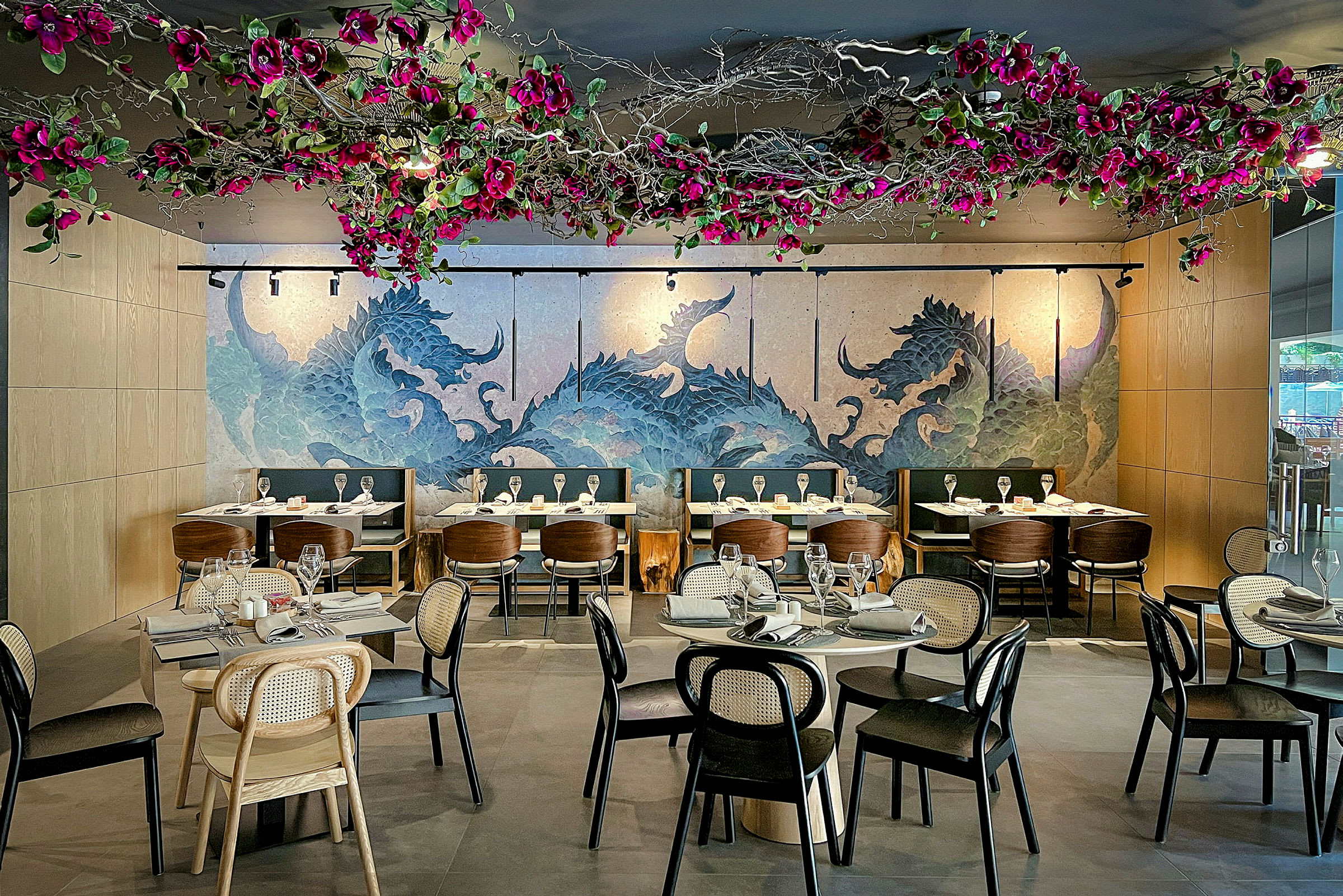 Restaurant med fargerike dekorasjoner i taket og kunstnerisk veggmaleri. (AI-generert tekst)
